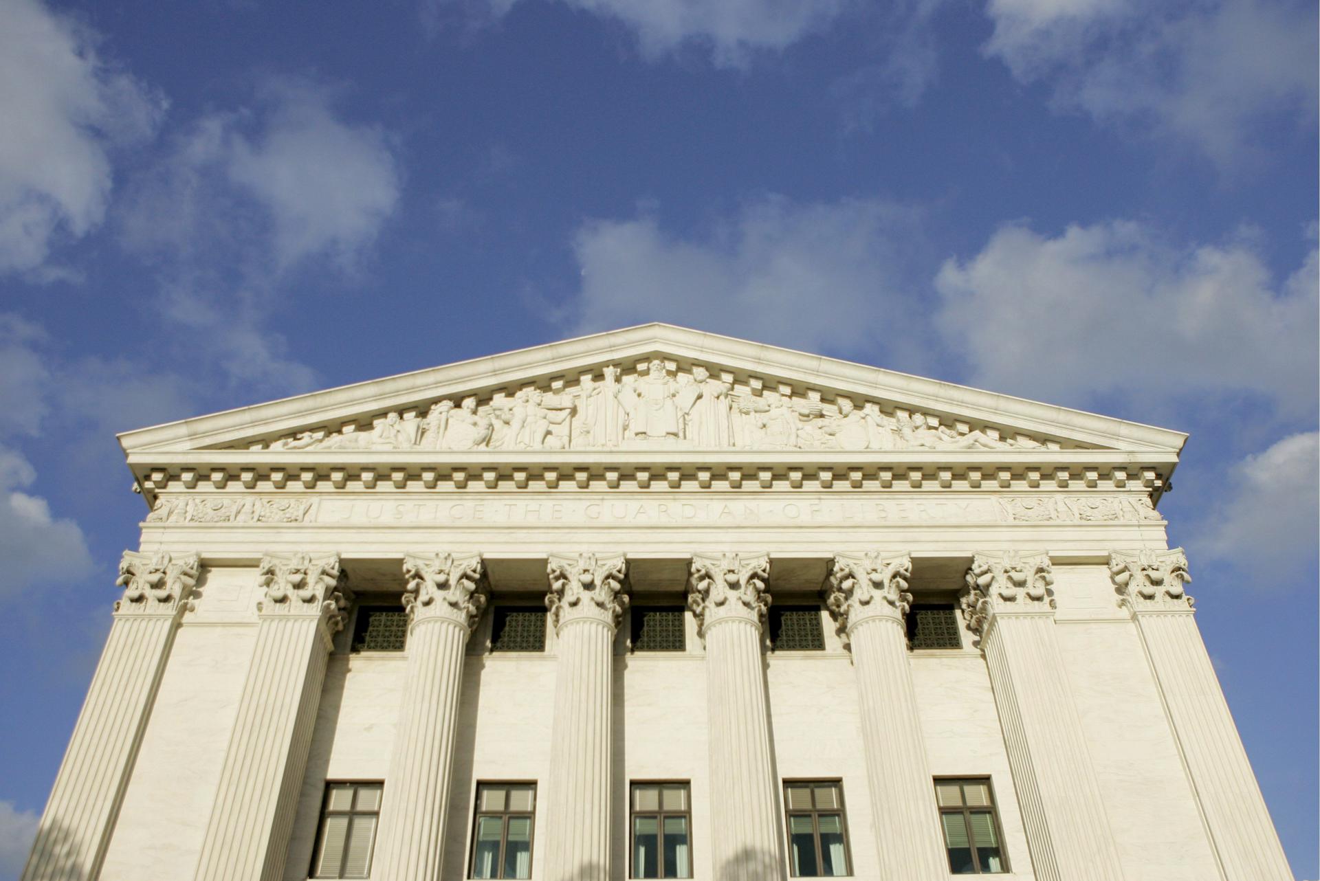 Fotografía de archivo en la que se registró el hastial del frontispicio de la sede del Tribunal Supremo de Estados Unidos, en Washington DC (EE.UU.). EFE/Stefan Zaklin