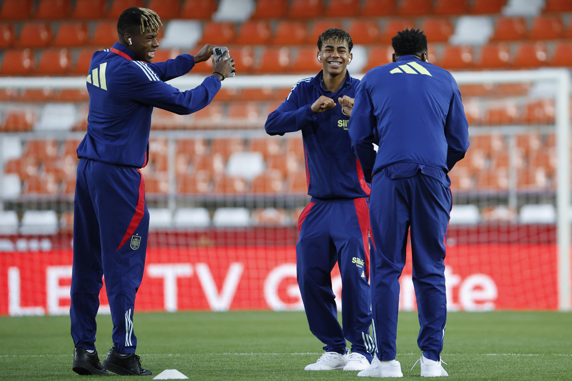 (i-d) Los delanteros de la selección española Nico Williams, Lamine Yamal y Samuel Omorodion caminan por el césped de Mestalla antes del encuentro de vuelta de los cuartos de final de la Liga de Naciones ante Países Bajos, este domingo en Valencia. EFE/ Ana Escobar