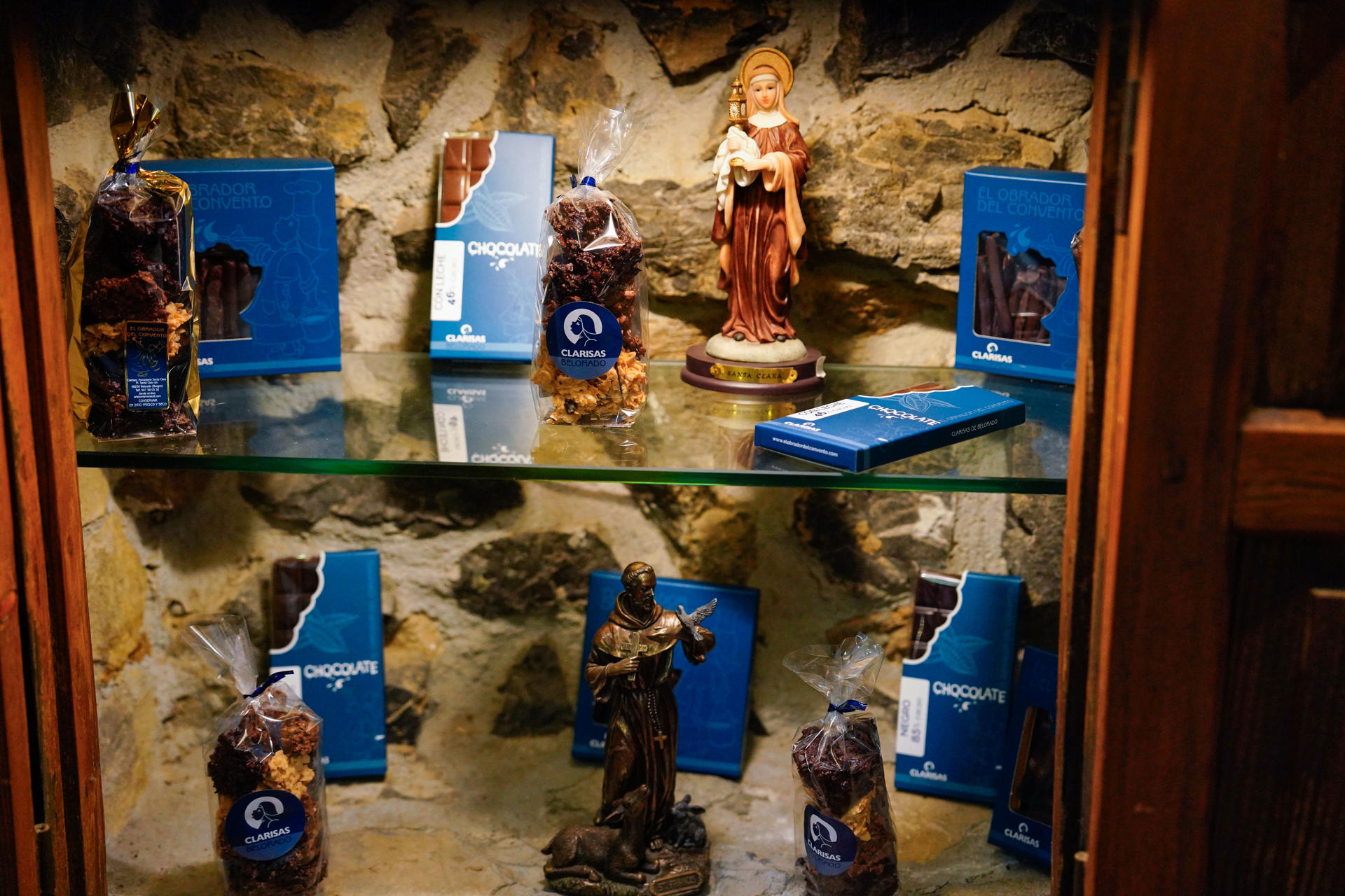 Muestra de chocolates en el expositor del restaurante este lunes, en Arriondas. Las exmonjas del Monasterio de Santa Clara de Belorado (Burgos) ofrecen un encuentro para la prensa con motivo de la apertura de su nuevo restaurante de clausura situado en la localidad asturiana de Arriondas, en el que ya llevan varios días recibiendo a pequeños grupos de comensales. EFE/ Paco Paredes