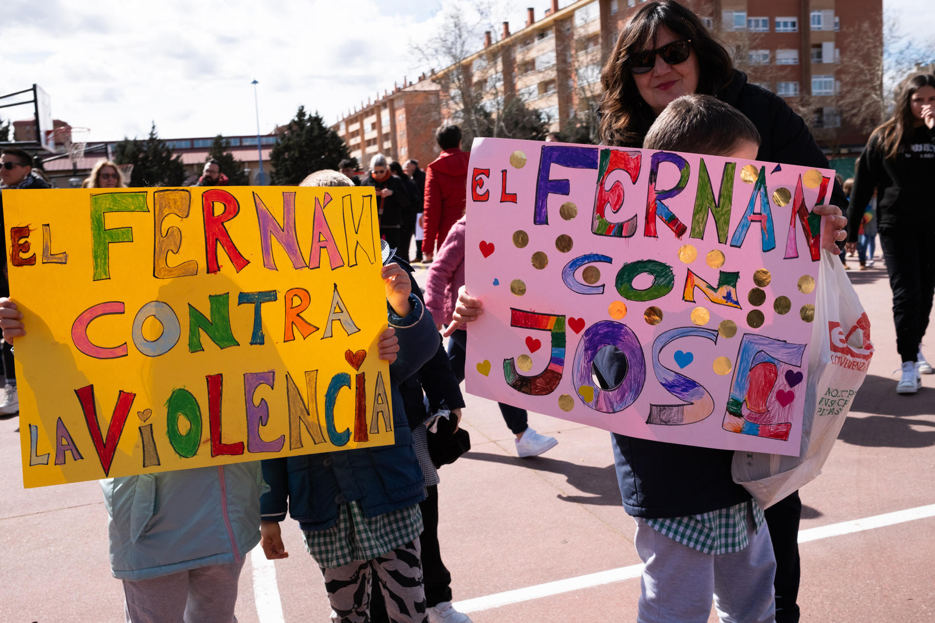 Concentración de protesta en el colegio Fernán González de Aranda de Duero (Burgos) donde trabaja como conserje el árbitro agredido este domingo por el padre de uno de los jugadores del equipo visitante del partido, de la categoría cadete de Primera Provincial. El colegiado ha quedado ingresado en el Hospital Universitario de Burgos por las lesiones sufridas. EFE/ Paco Santamaría