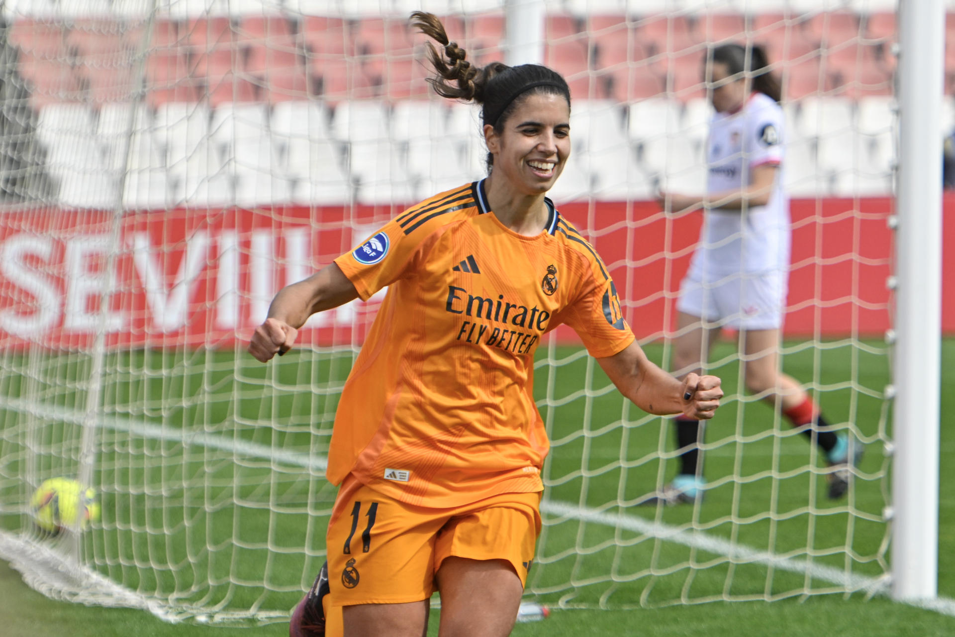 La jugadora del Real Madrid Alba Redondo celebra tras marcar su segundo gol ante el Sevilla FC, durante el partido de la Liga F disputado este domingo en el Estadio Jesús Navas de Sevilla. EFE/ Raúl Caro.
