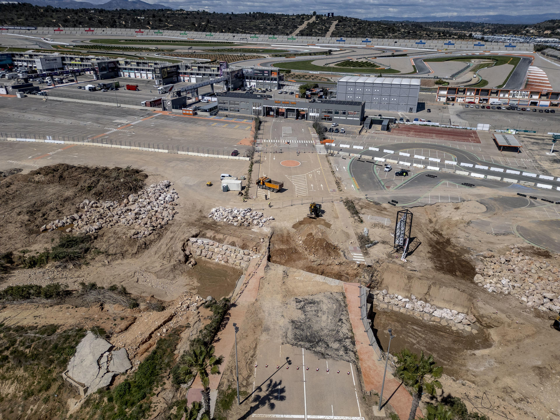 Obras de reconstrucción del Circuit Ricardo Torm, tras los desperfectos sufridos por la instalación tras la dana del pasado 29 de octubre. EFE/Biel Aliño