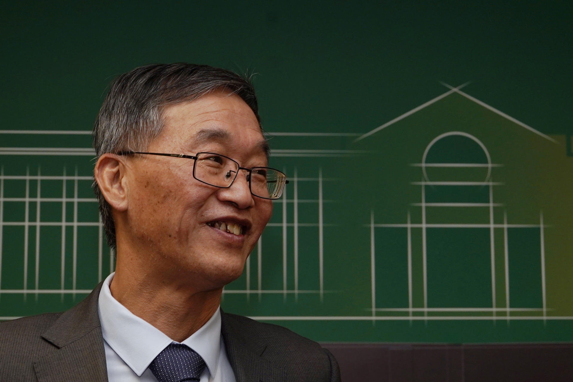 El Embajador de China en España, Yao Jing, imparte una conferencia en la Facultad de Comercio y Relaciones Laborales de Valladolid, este lunes. EFE/ Nacho Gallego