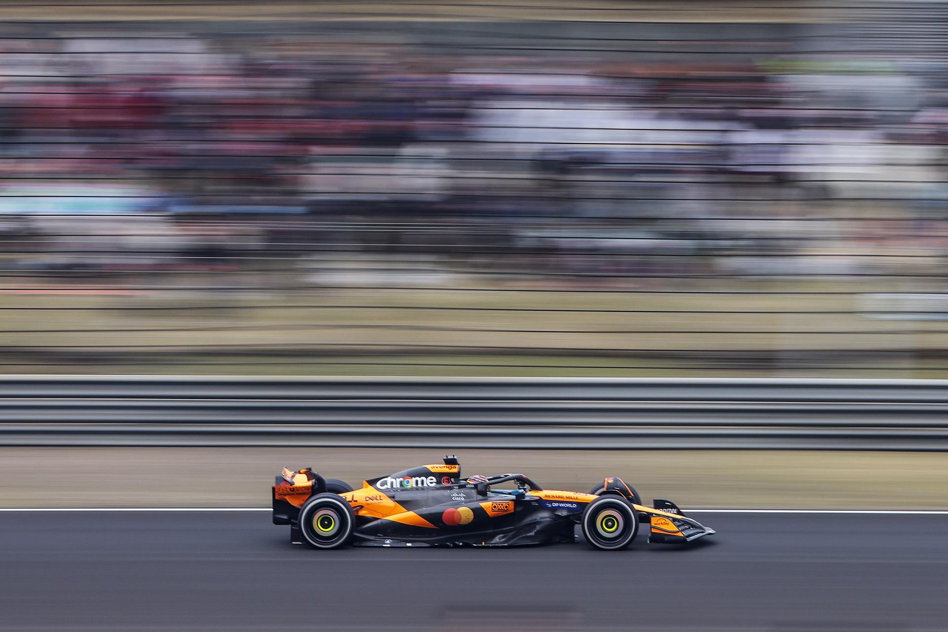 El piloto australiano de McLaren, Oscar Piastri de Australia, en acción durante el Gran Premio de Fórmula 1 de China 2025 en el Circuito Internacional de Shanghái. EFE/EPA/WU HAO