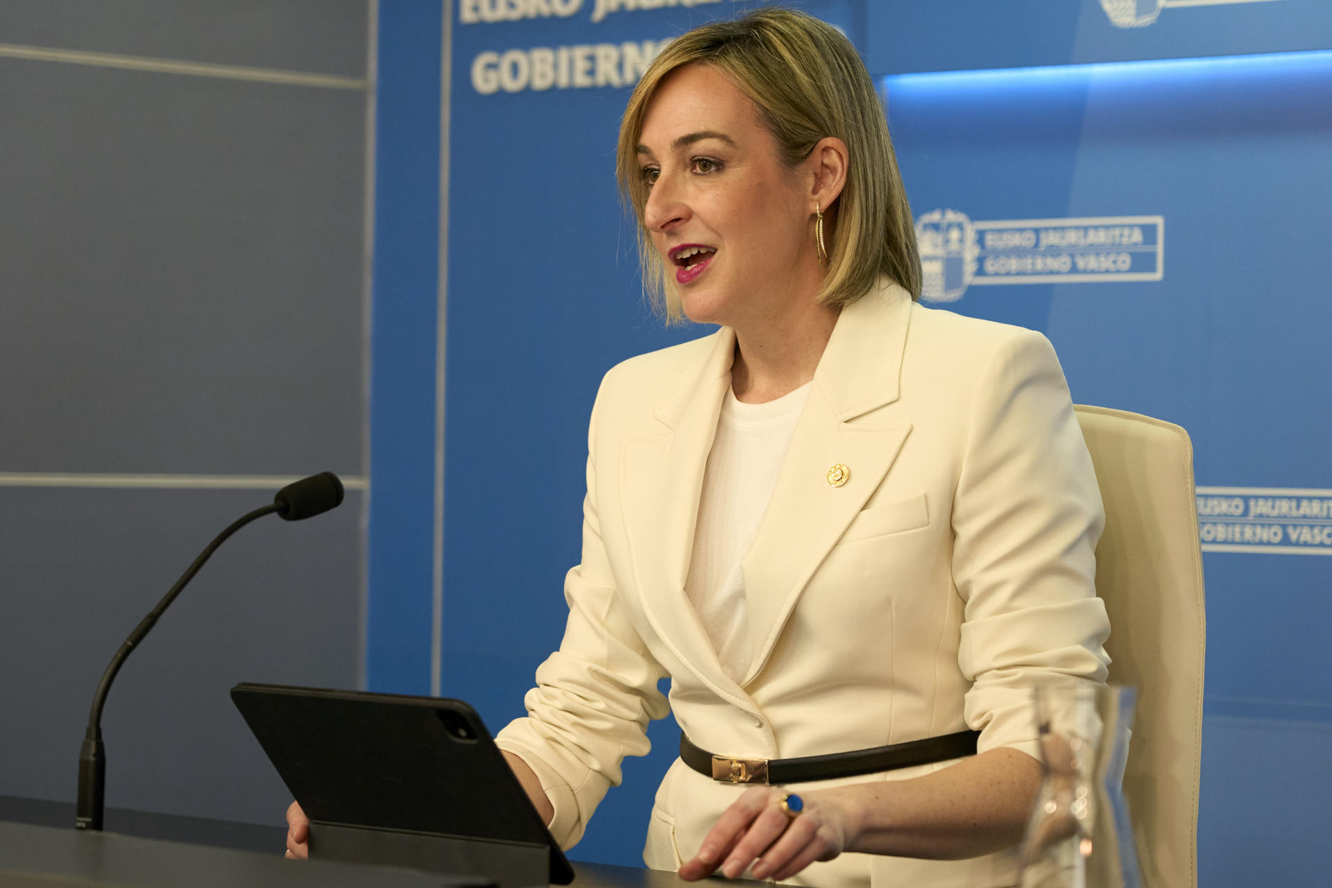 La portavoz del Ejecutivo vasco, María Ubarretxena, en una rueda de prensa. EFE / L. Rico