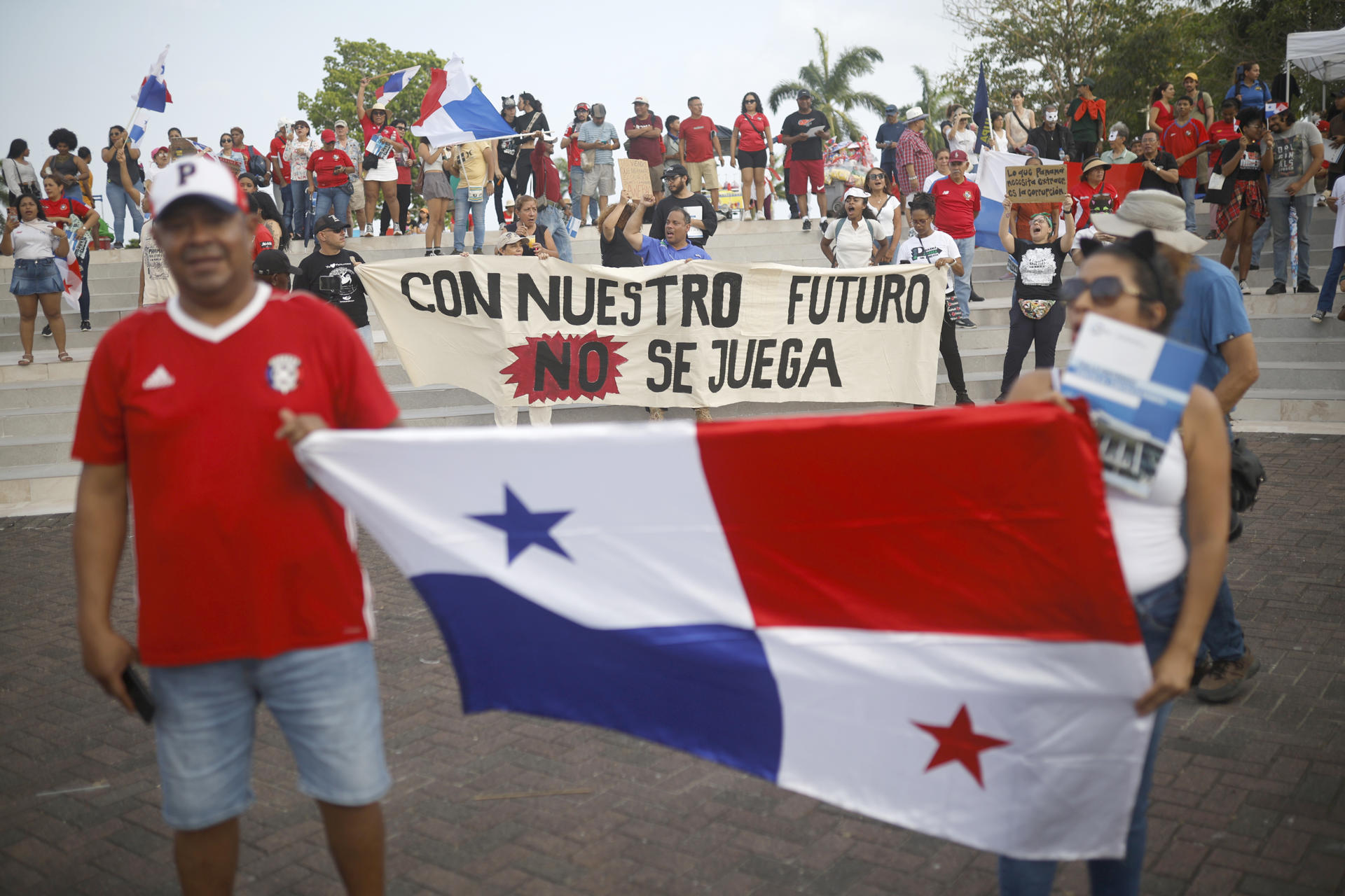 Personas se manifiestan durante una protesta este domingo en la cinta costera en Ciudad de Panamá (Panamá). EFE/Bienvenido Velasco