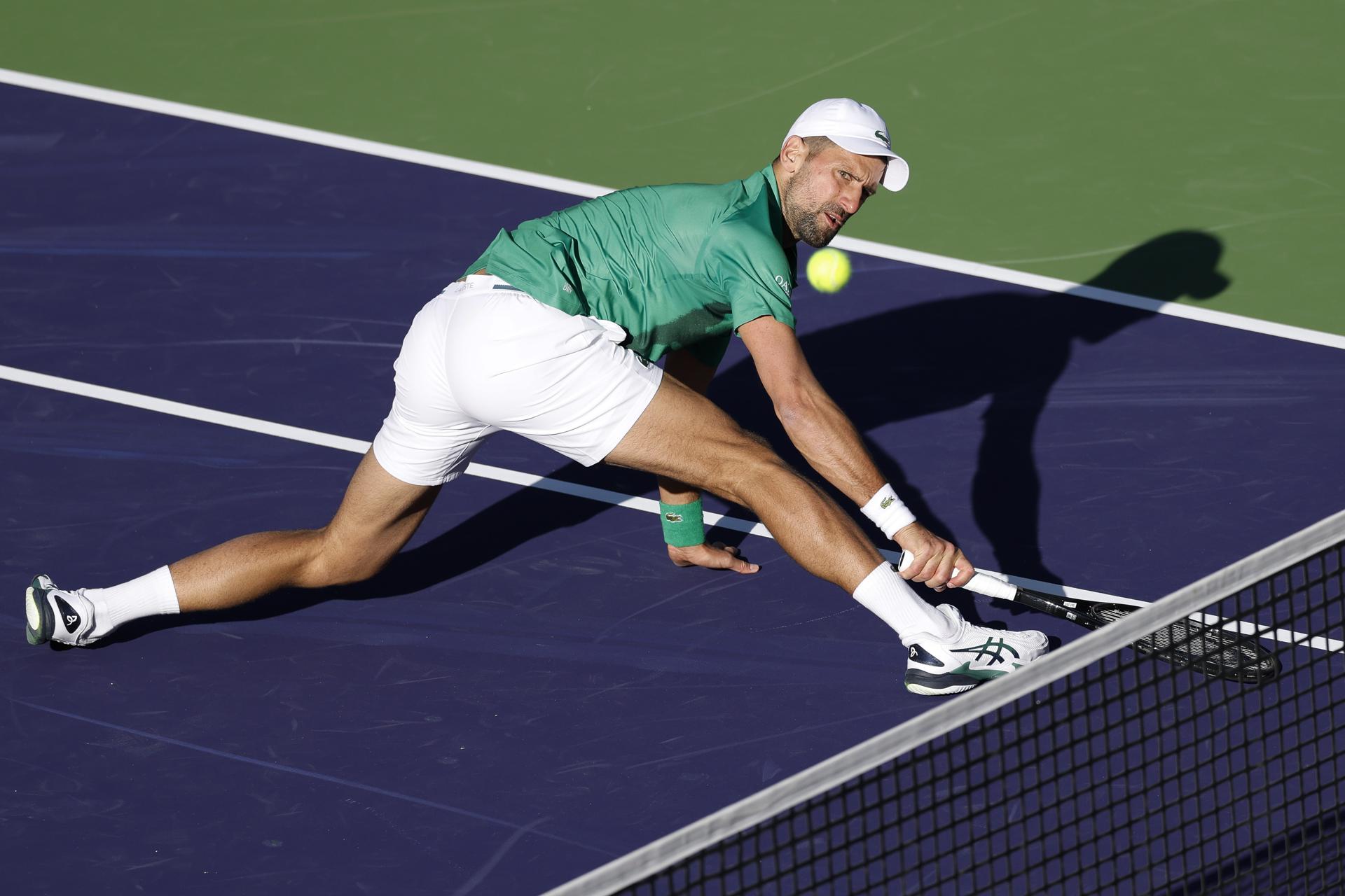El serbio Novak Djokovic sucumbió este sábado ante el neerlandés Botic Van de Zandschulp en Indian Wells. EFE/EPA/JOHN G. MABANGLO