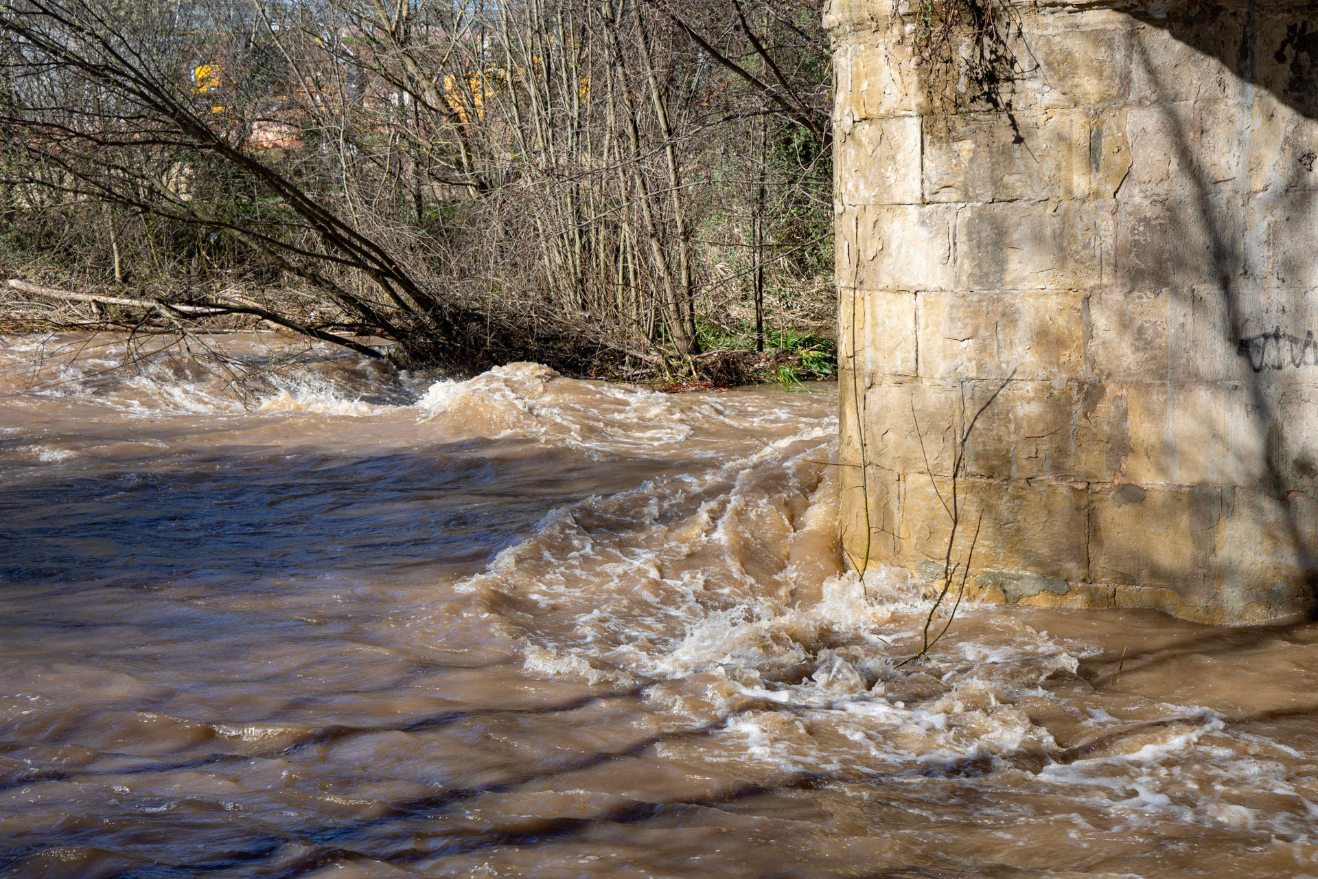 Cauce del río Iregua a su paso por Logroño. El caudal del río Iregua ha recuperado la normalidad este domingo en su desembocadura al Ebro en Logroño, pero el Ayuntamiento logroñés mantiene las medidas de prevención en las zonas inundables del Parque del Iregua.EFE/Raquel Manzanares