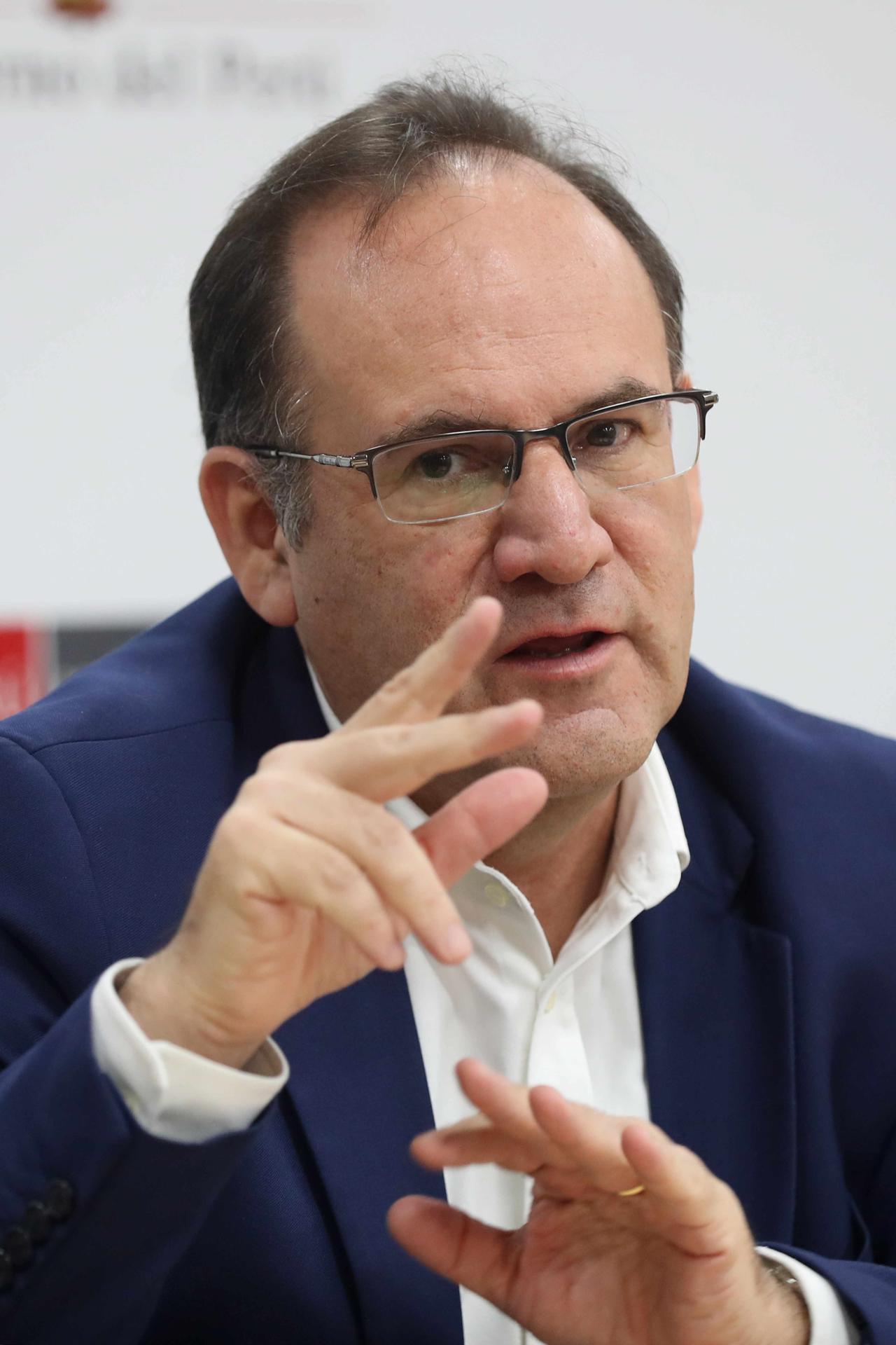 El ministro de Economía de Perú, José Salardi, fue registrado este jueves, 6 de marzo, durante una rueda de prensa, en Lima (Perú). EFE/Paolo Aguilar