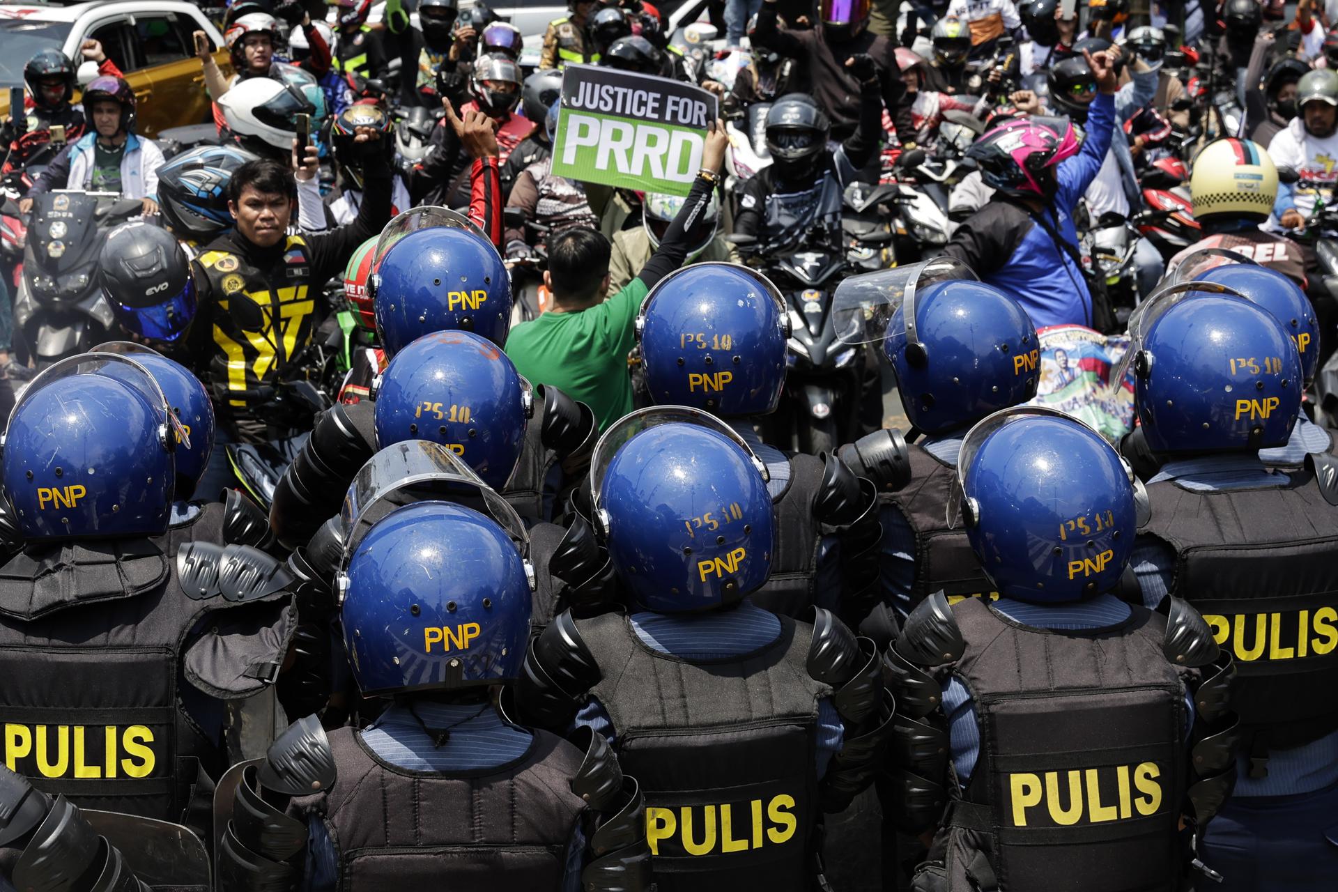 Cientos de personas en moto marchan en Manila en apoyo al expresidente Rodrigo Duterte.
EFE/EPA/ROLEX DELA PENA
