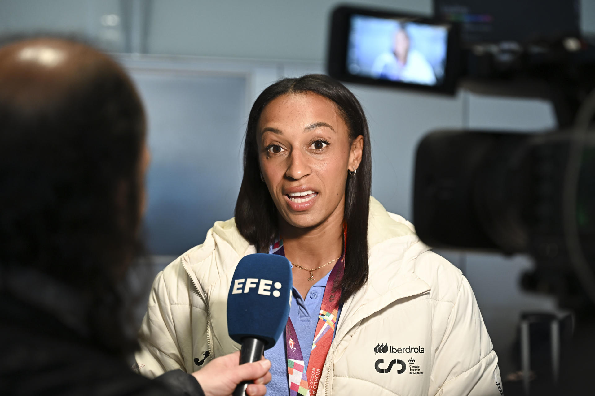 MADRID (ESPAÑA), 25/03/2025.- La atleta española, Ana Peleteiro -bronce en triple salto-, a su llegada a su llegada este martes al aeropuerto de Barajas, Madrid, con el resto del equipo español que ha participado en los Mundiales de Atletismo en pista cubierta de Nankín (China). EFE/ Fernando Villar