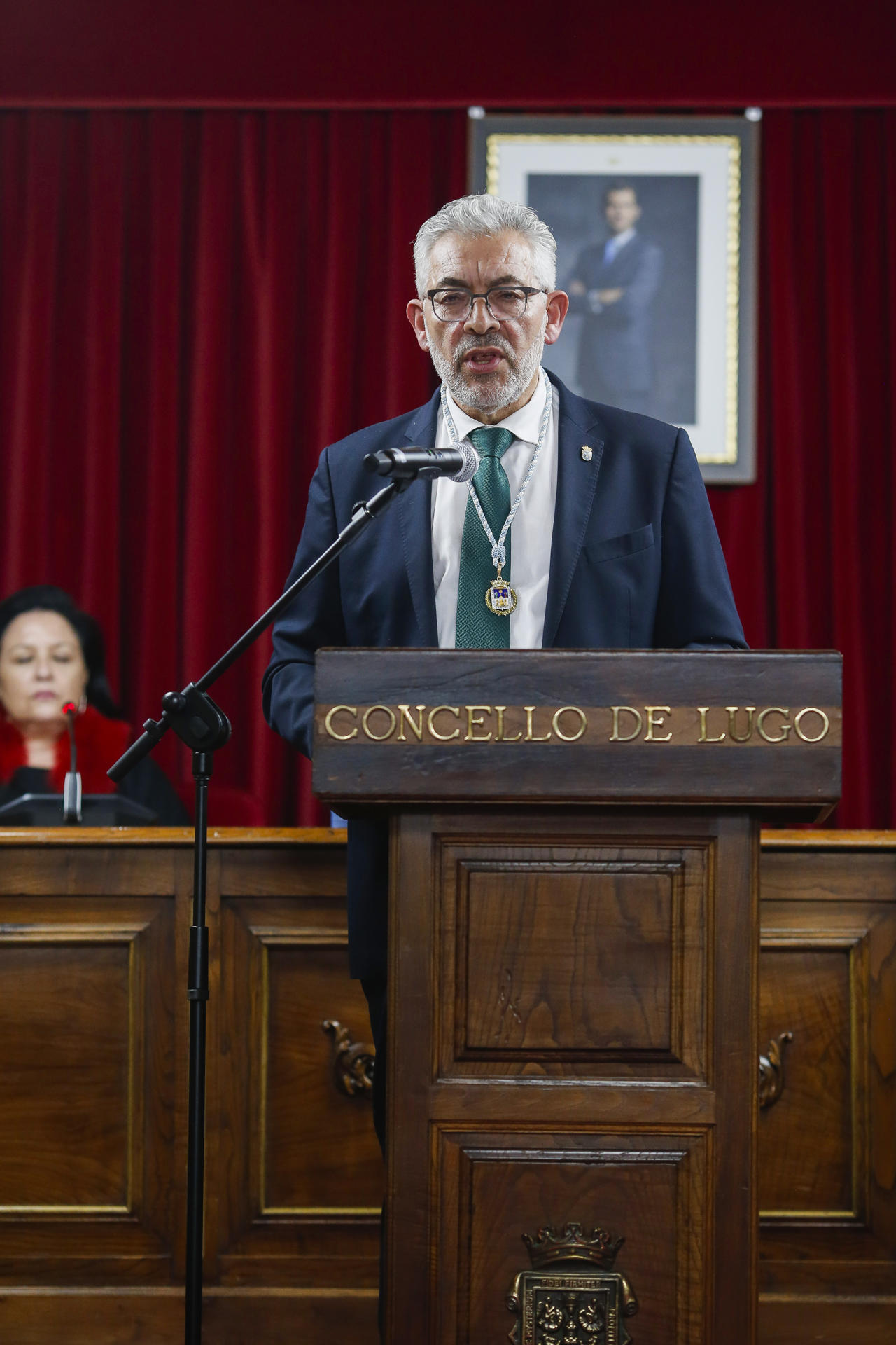 El socialista Miguel Fernández ya es alcalde de Lugo, después de un breve pleno de poco más de 35 minutos en el que ha recibido los trece votos a favor del gobierno bipartito -8 del PSOE y 5 del BNG-, mientras que los ediles del PP -12 en total- han votado en blanco. Antes del inicio de la sesión extraordinaria se ha guardado un minuto de silencio por la anterior alcaldesa, Paula Alvarellos, fallecida de forma repentina el pasado 1 de marzo a causa de un infarto. EFE/Eliseo Trigo