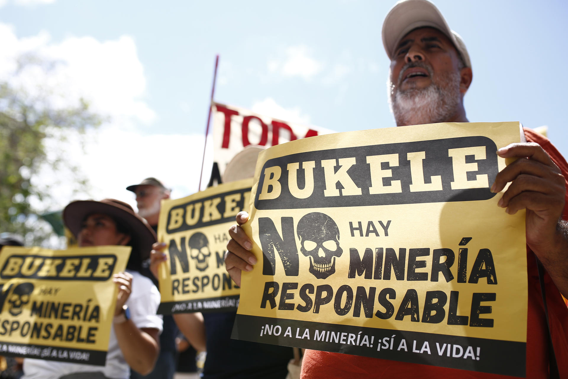 Personas se manifiestan afuera de la sede de la Asamblea Legislativa este martes, en San Salvador (El Salvador). EFE/ Rodrigo Sura