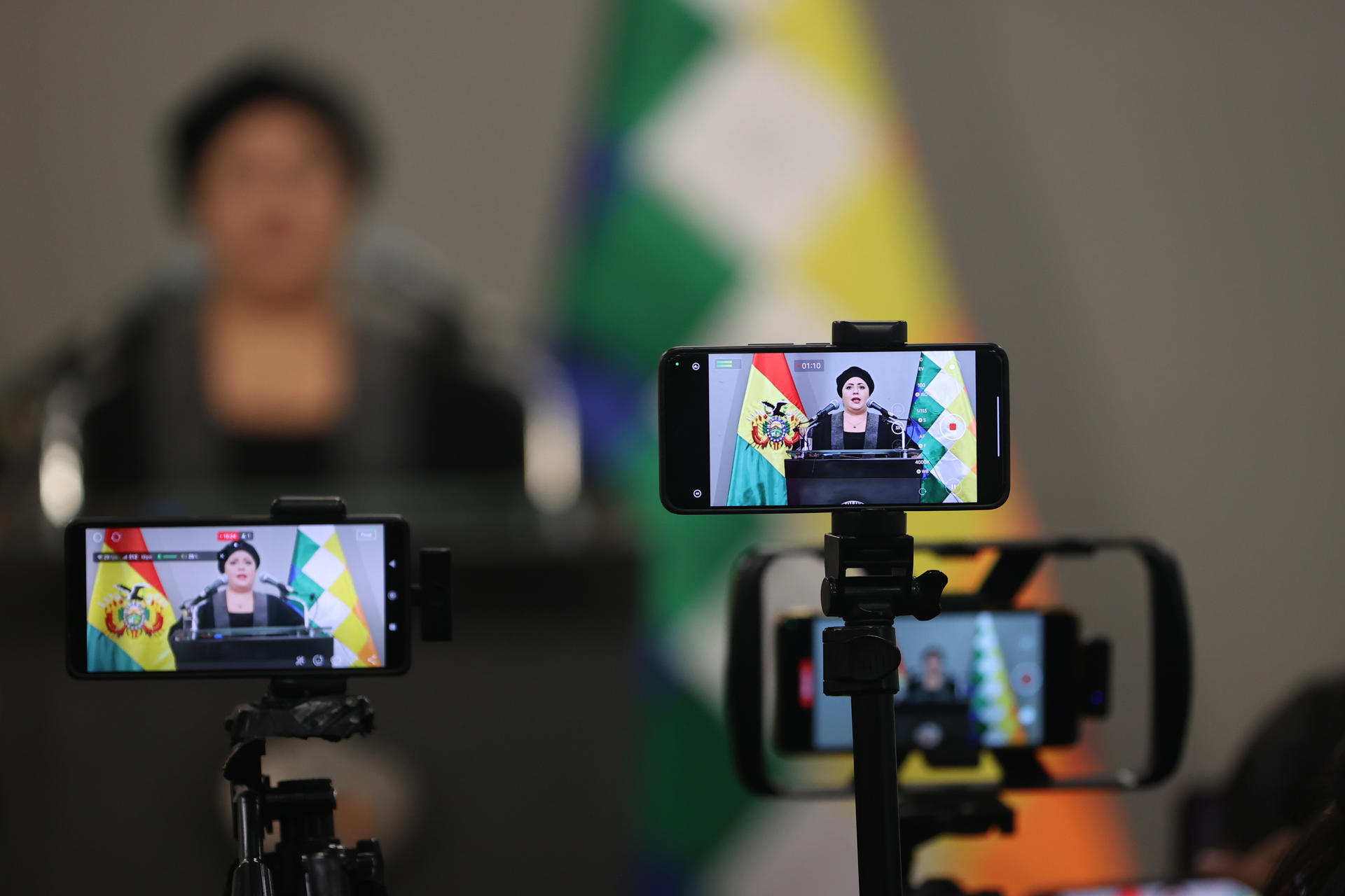 Medios de comunicación realizan la cobertura la rueda de prensa de la ministra de la Presidencia de Bolivia, Marianela Prada, este martes en Saca Grande en La Paz (Bolivia). EFE/ Luis Gandarillas