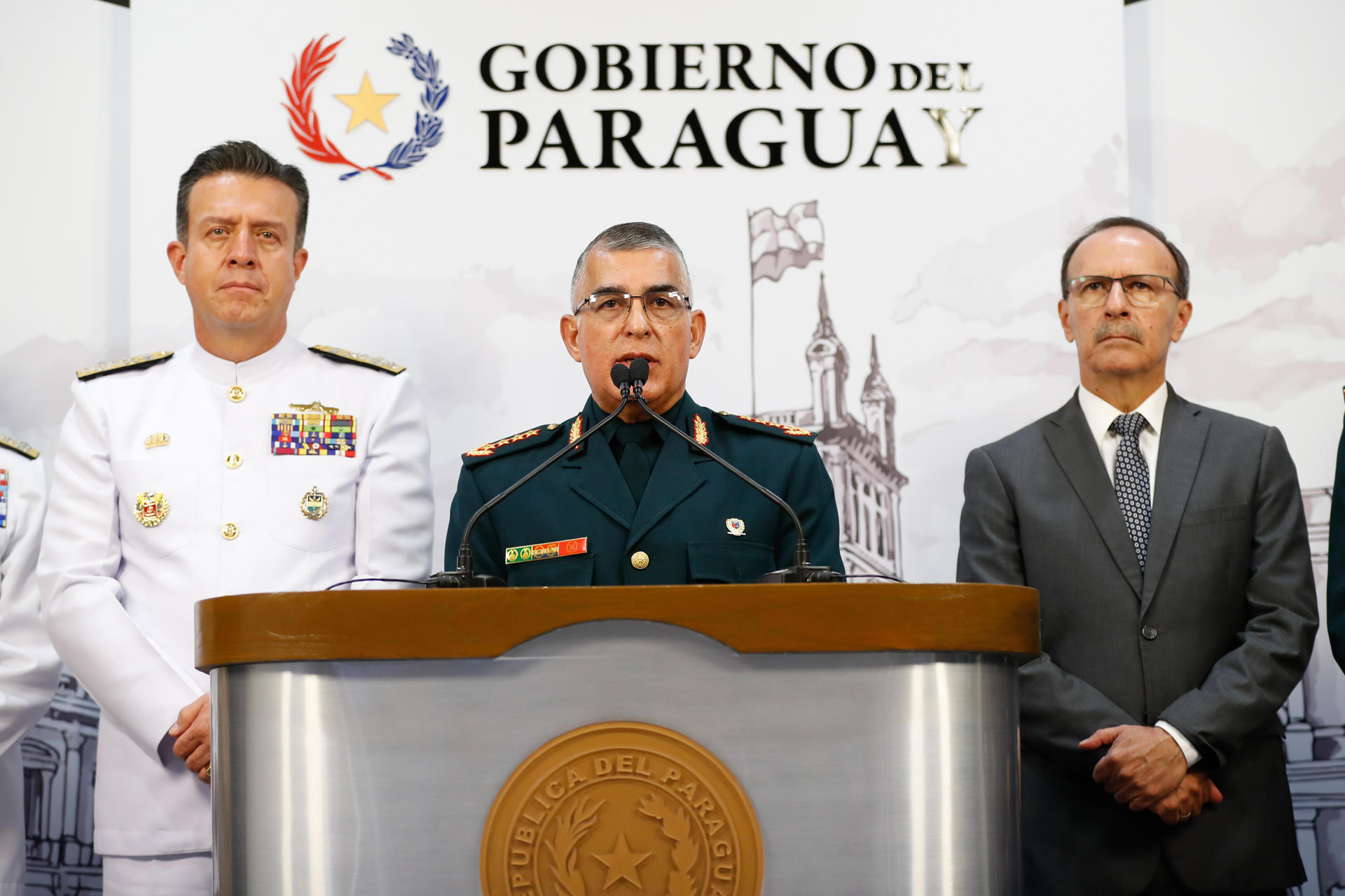 El comandante general de las fuerzas militares de Paraguay, César Moreno (c), habla junto al comandante general de las fuerzas militares de Colombia, Francisco Cubides (i), y el ministro de defensa de Paraguay, Óscar González (d), durante una rueda de prensa en la residencia presidencial (Mburuvicha Roga en guaraní) este jueves, en Asunción (Paraguay). EFE/ Juan Pablo Pino