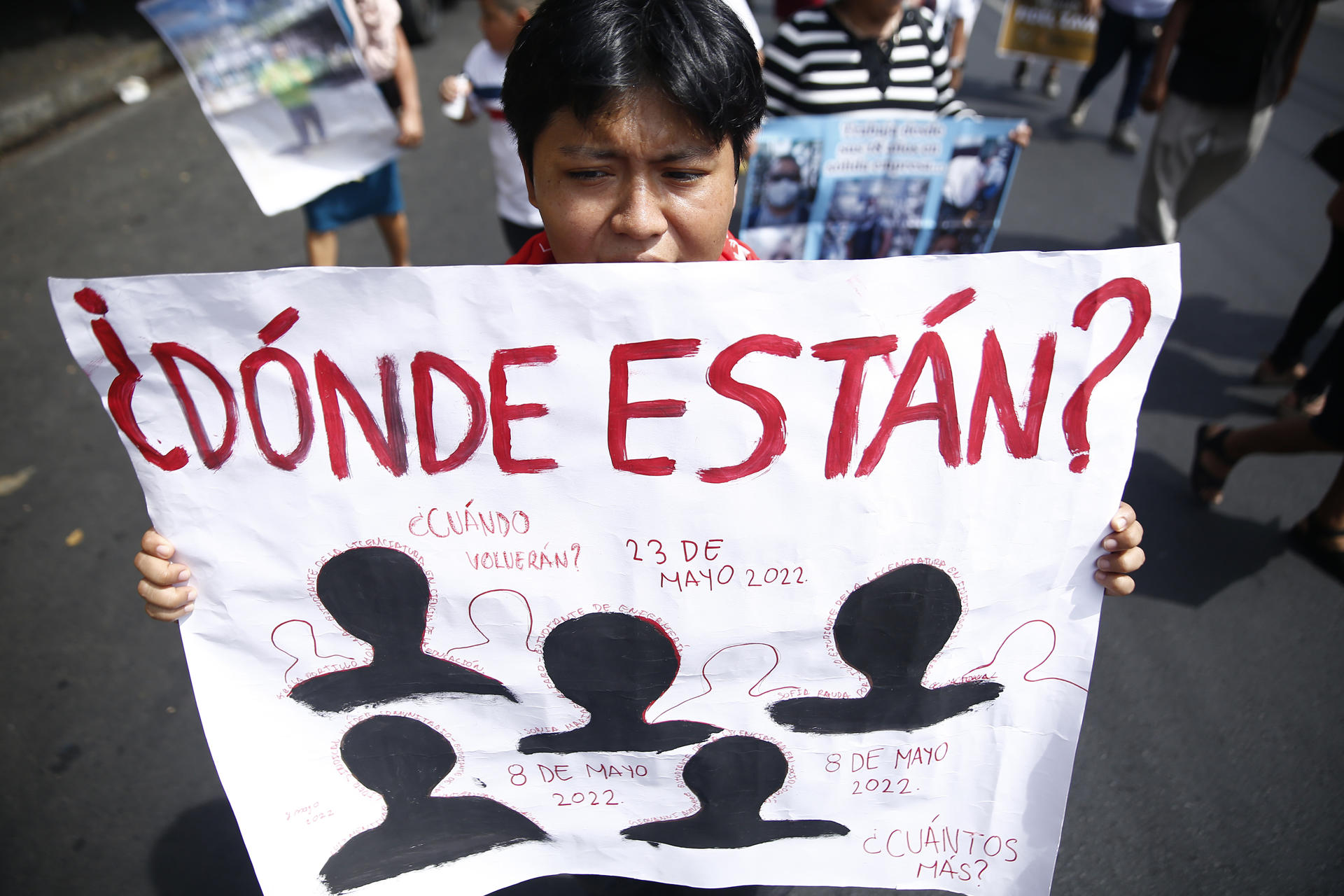 Una persona sostiene un cartel durante una manifestación este 27 de marzo de 2025, en San Salvador (El Salvador). EFE/ Rodrigo Sura