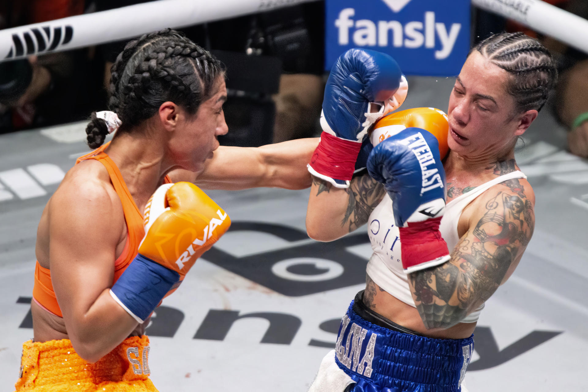 La canadiense Sara Bailey (i) golpea a la española Cristina Navarro durante el combate por el título mundial del peso minimosca de la World Boxing Association (WBA) disputado en Toronto.EFE/ Julio César Rivas