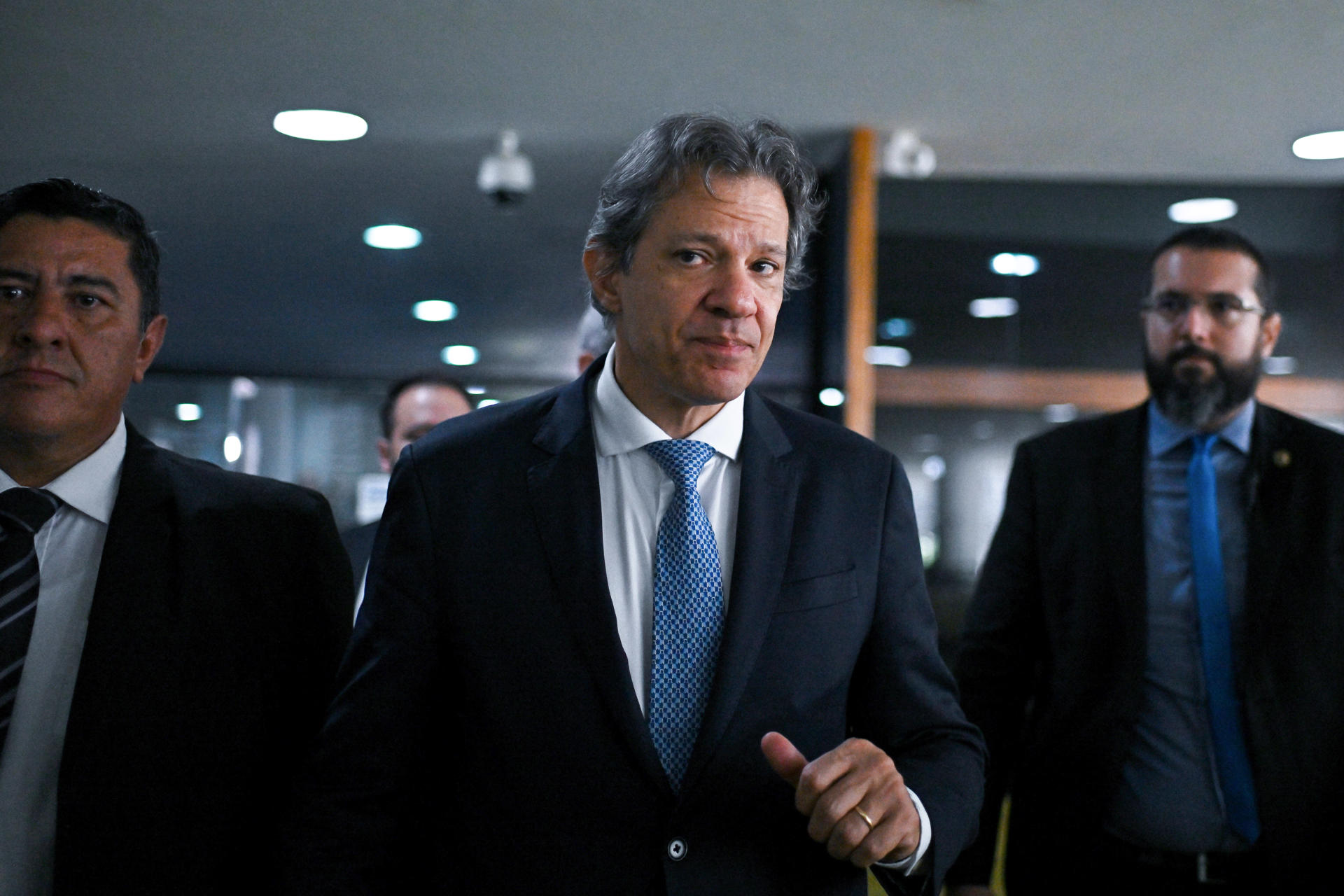 Fotografía de archivo del 28 de noviembre de 2024 del ministro de Hacienda de Brasil, Fernando Haddad (c), saliendo de una reunión en Brasilia (Brasil). EFE/ Andre Borges