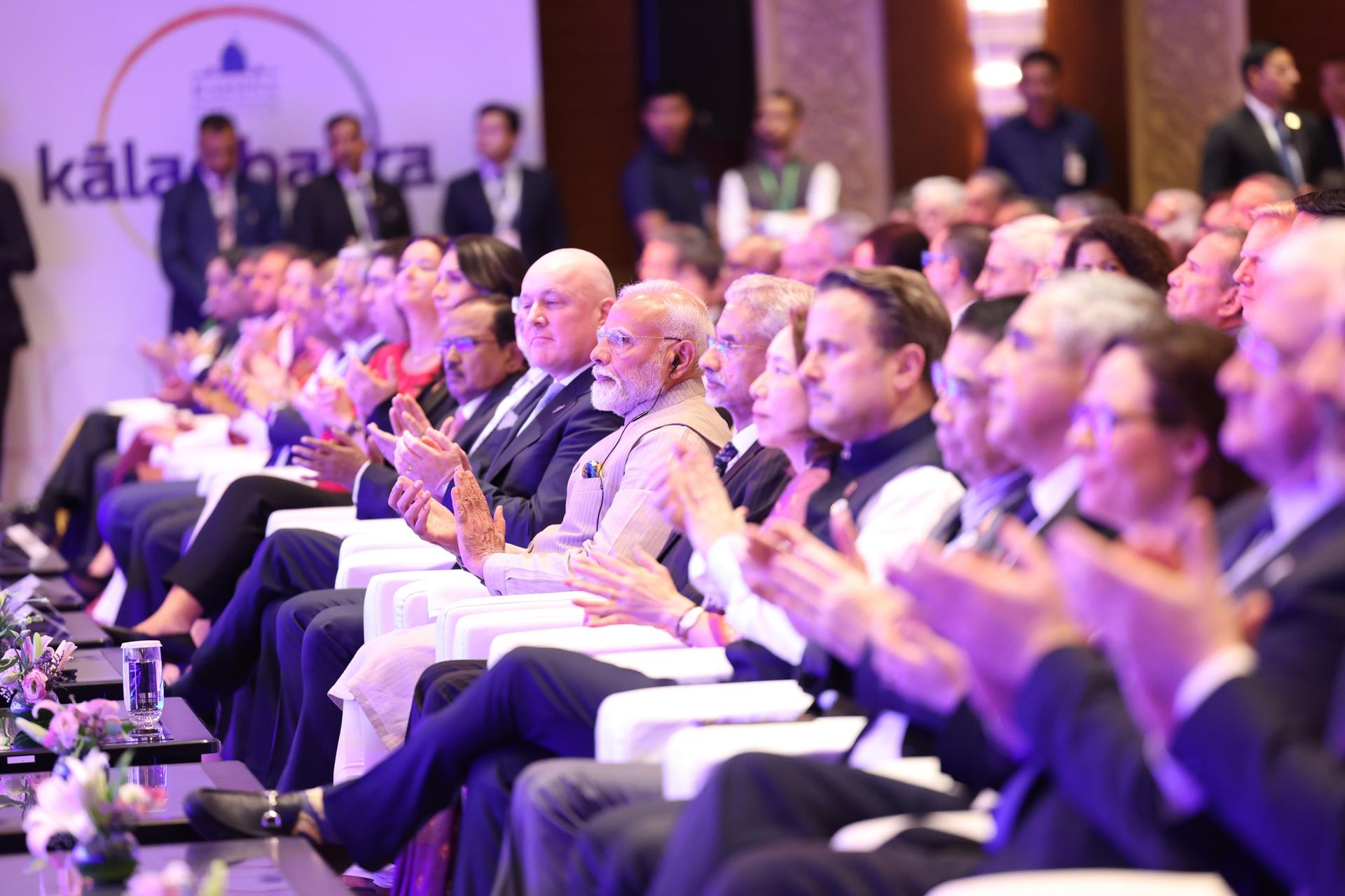 Foto proporcionada por la Oficina de Información de Prensa de la India que muestra al primer ministro de la India, Narendra Modi (centro), y al primer ministro de Nueva Zelanda, Christopher Luxon (centro-izquierda), durante el foro Diálogo Raisina en Nueva Delhi, el 17 de marzo de 2025. EFE/EPA/INDIAN PRESS INFORMATON BUREAU / HANDOUT EDITORIAL USE ONLY/NO SALES