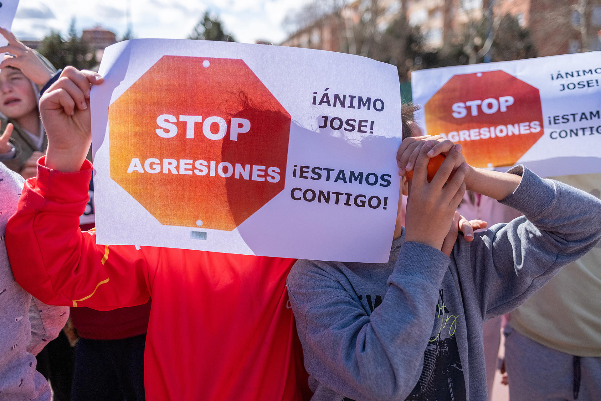 Concentración de protesta en el colegio Fernán González de Aranda de Duero (Burgos) donde trabaja como conserje el árbitro agredido este domingo por el padre de uno de los jugadores del equipo visitante del partido, de la categoría cadete de Primera Provincial. EFE/ Paco Santamaría