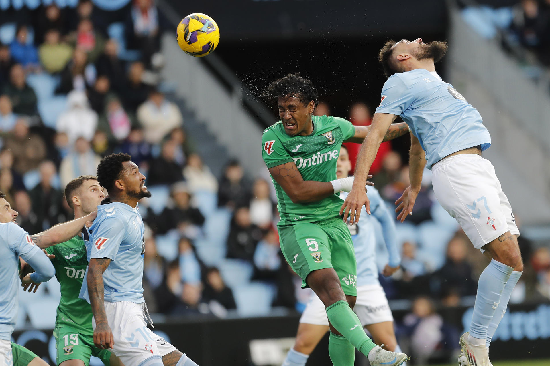 El delantero del Celta de Vigo Borja Iglesias (d), y el defensa del Leganés Renato Tapia, durante el partido de la jornada 27 de LaLiga celebrado en el estadio Balaídos de Vigo. EFE/Salvador Sas