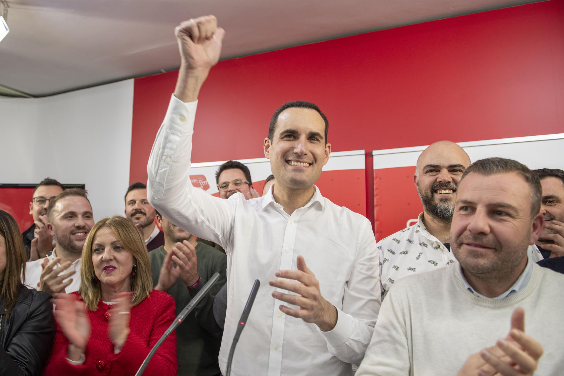 El ganador de las primarias del PSOE celebradas hoy en Jaén, Juan la Torre, tras conocerse los resultados de su victoria en el PSOE provincial de Jaén. EFE / José Manuel Pedrosa.