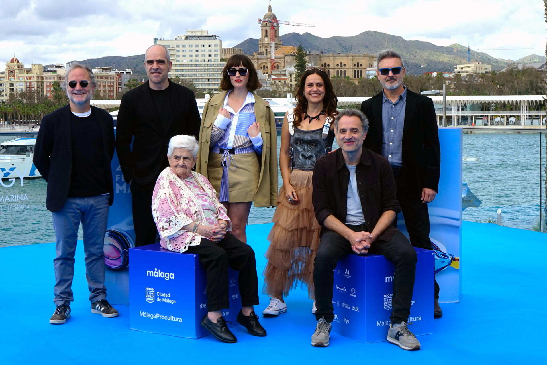 El equipo de 'La Deuda', dirigida y protagonizada por Daniel Guzmán(sentado d) junto a (izq a dch) Pedro Hernández, Luis Tosar, Susana Abaitua, Itziar Ituño y Álvaro Begines, y sentada izquierda a Rosario García, durante la presentación de la película con la que se abre este viernes el Festival de Cine de Málaga. EFE/María Alonso