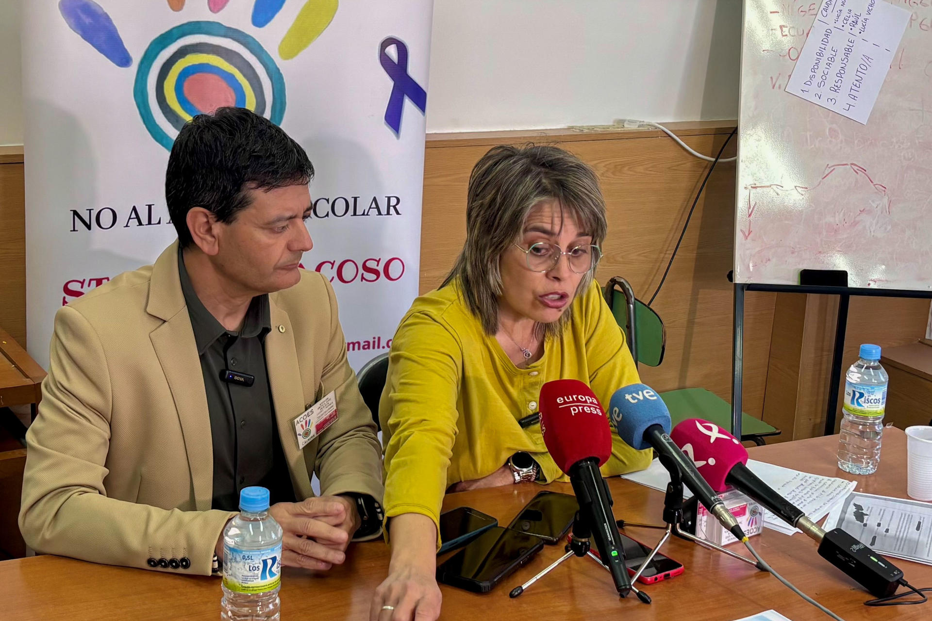 La Asociación Contra el Acoso Escolar de Cáceres (ACOES) ha pedido, en una rueda de prensa ofrecida este lunes en Caceres, que se investiguen "más posibles casos de acoso en el instituto de Almendralejo (Badajoz) donde la familia de un menor ha denunciado una agresión física y sexual sobre este cometida presuntamente por cuatro compañeros de estudio. EFE/ Eduardo Villanueva