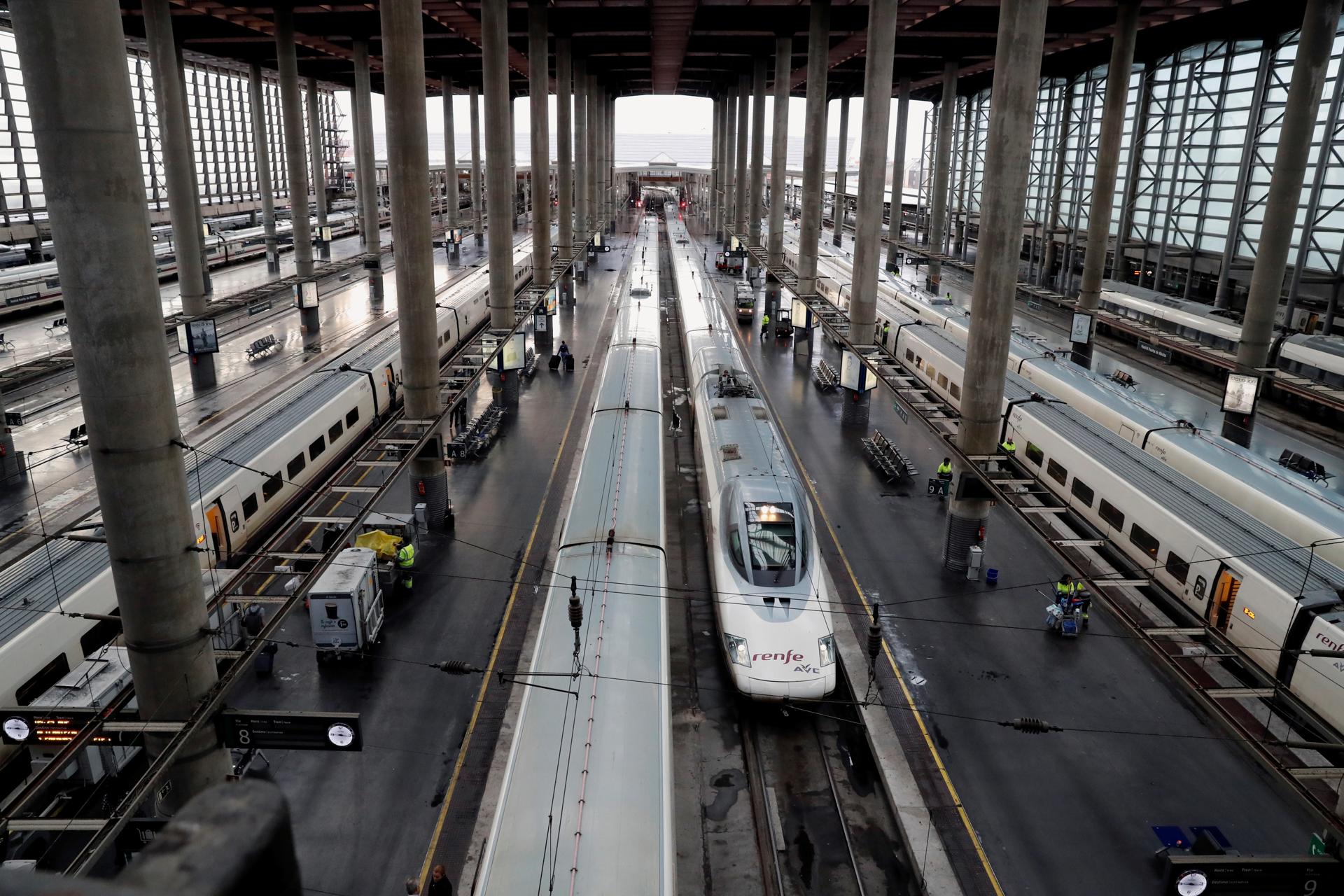 Los sindicatos han desconvocado la huelga prevista en Renfe y Adif apenas cuatro hora antes de su inicio esta medianoche. EFE/J.J. Guillén