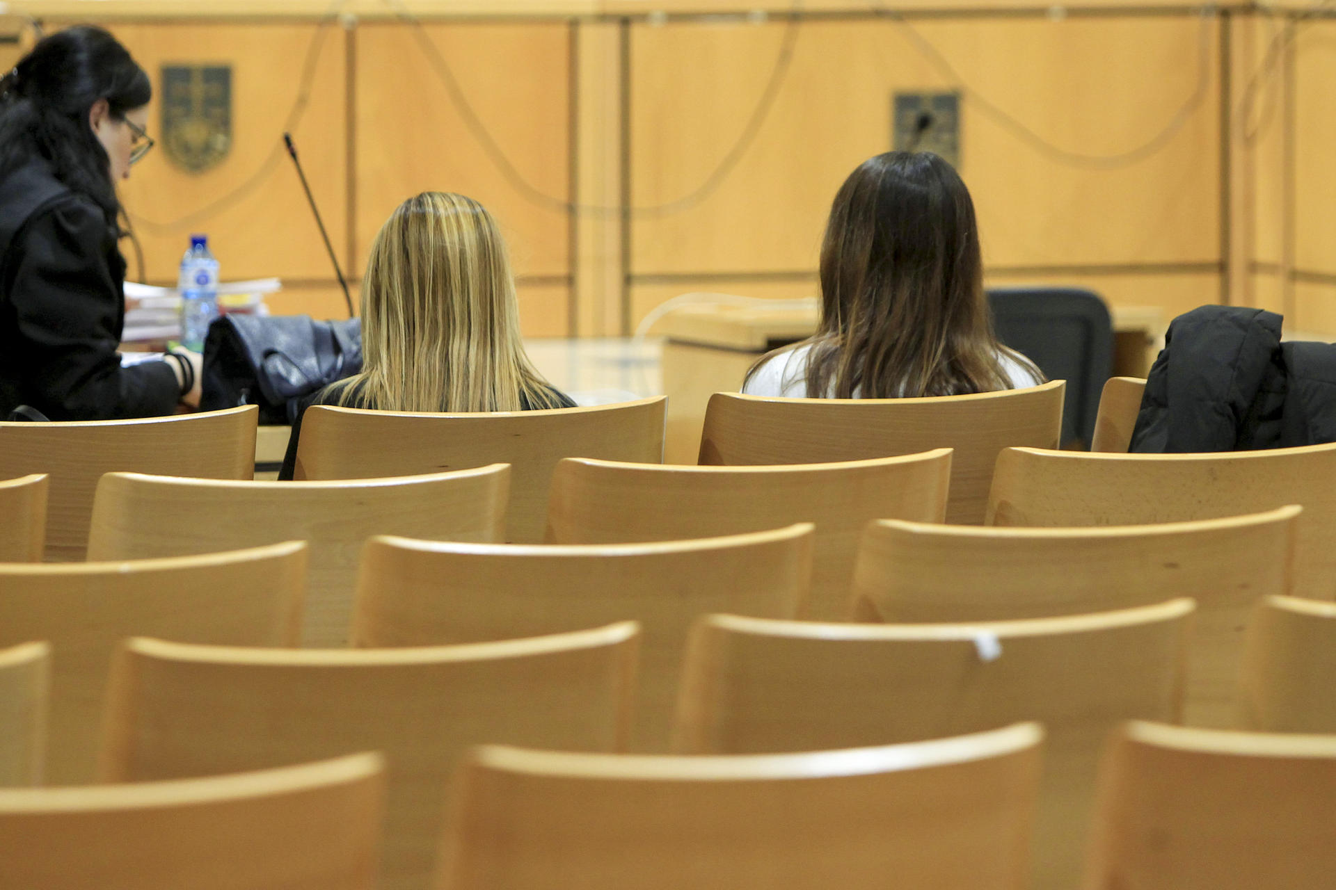 Vista general del juicio a dos médicas pediatras por su supuesta negligencia en la muerte por peritonitis de un niño de 8 años que había ido cinco veces a Urgencias en menos de cuatro días para las que la fiscalía de Alicante pide penas de entre un año y diez meses y dos años y cuatro meses de cárcel. EFE/Morell