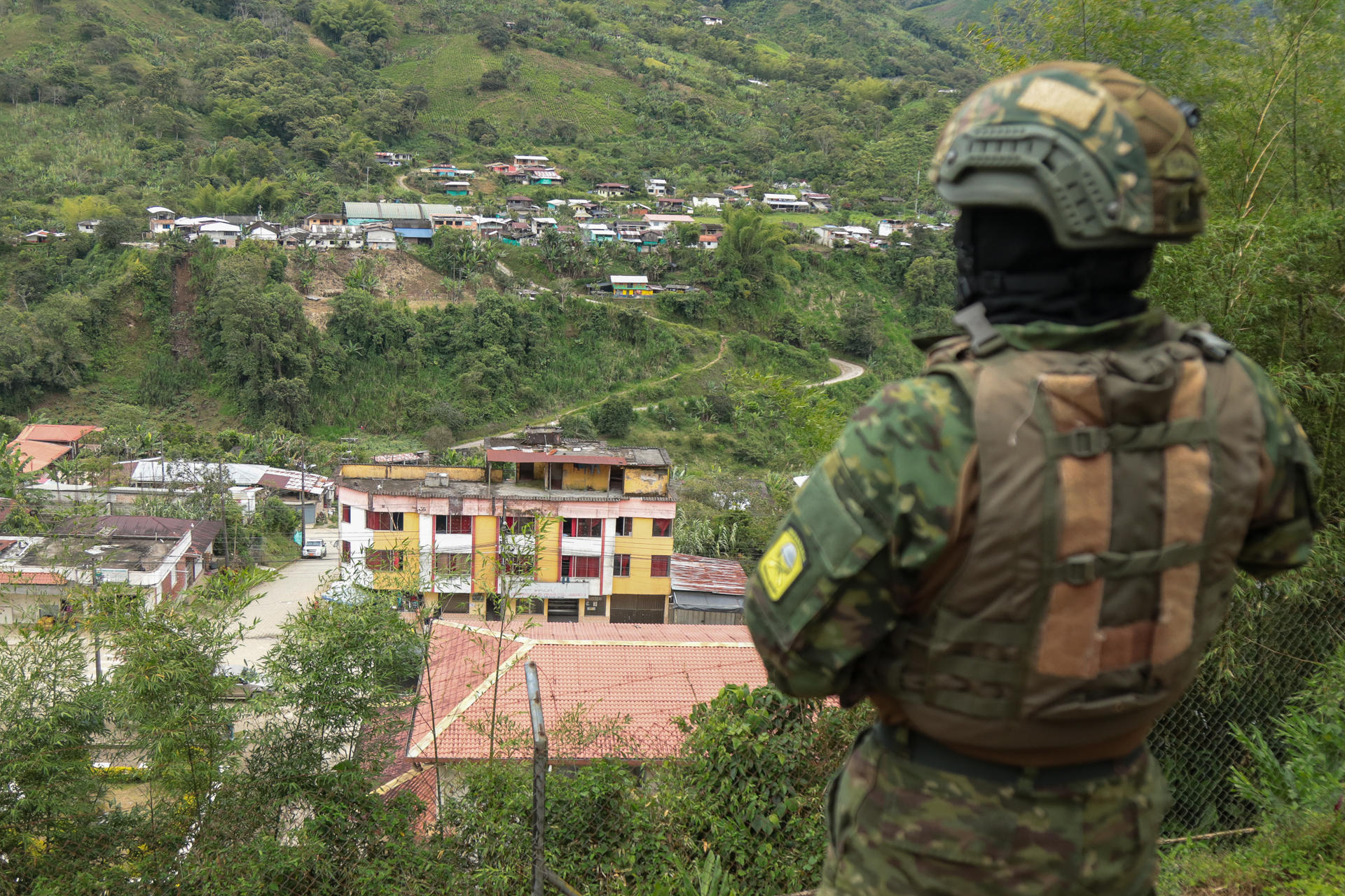Fotografía del 16 de marzo de 2025 de un integrante del Ejército de Ecuador realizando un patrullaje en El Chical (Ecuador). EFE/ Xavier Montalvo