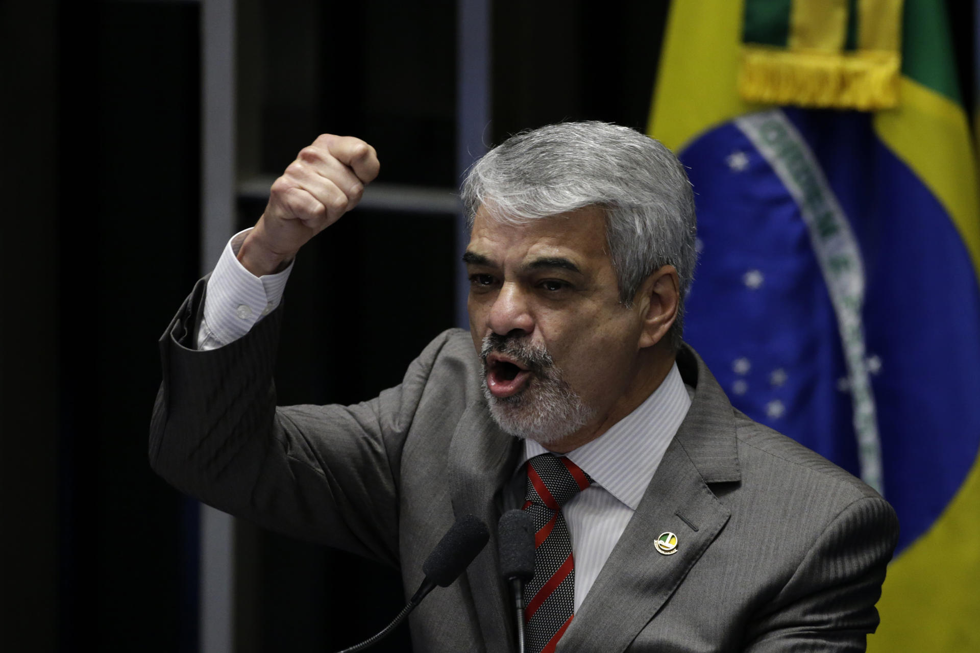 Fotografía de archivo en la que se registró al senador y líder del Partido de los Trabajadores (PT) de Brasil, Humberto Costa, en Brasilia. EFE/Fernando Bizerra Jr.