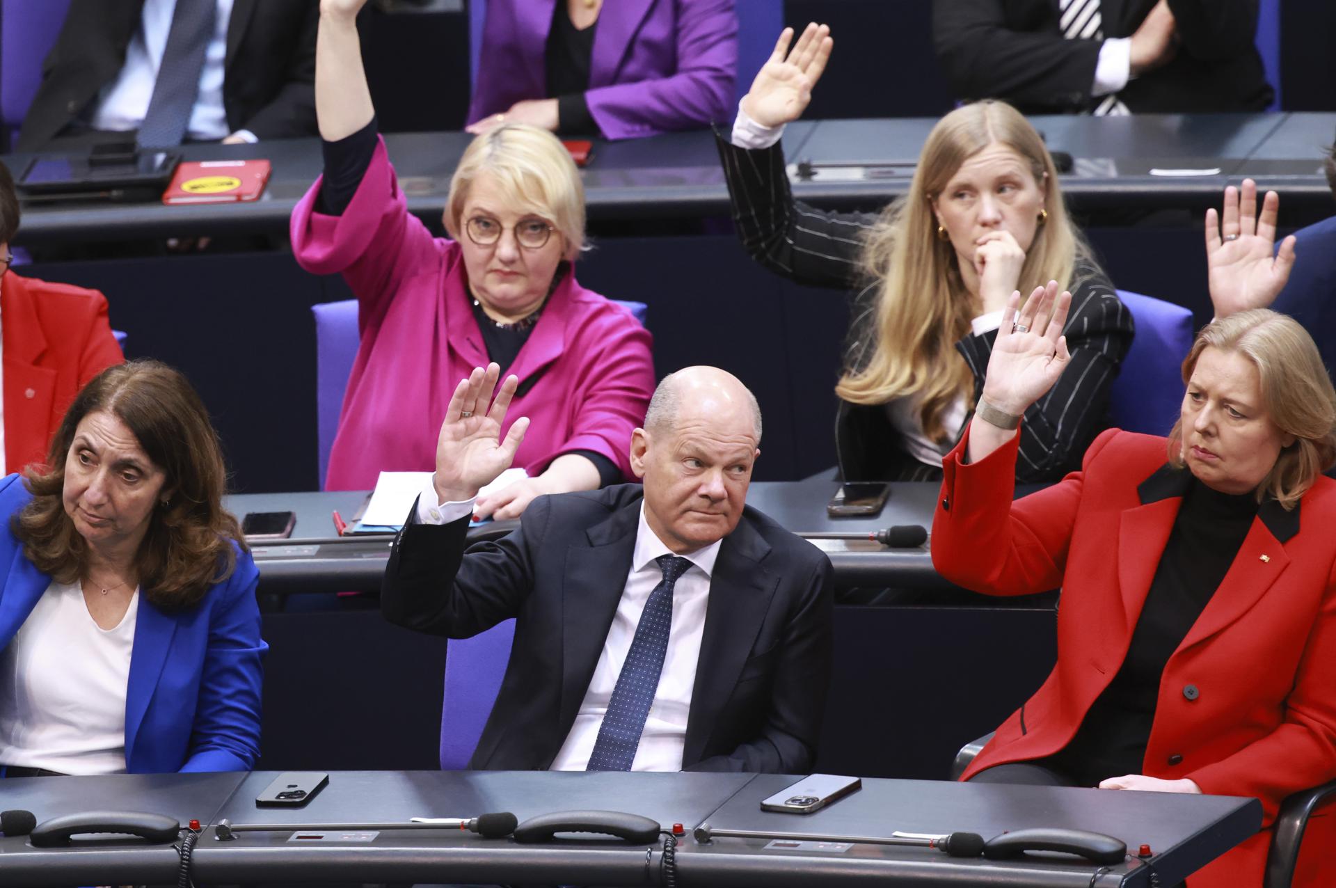 El canciller alemán Olaf Scholz (C) vota durante la sesión constitutiva del parlamento alemán 'Bundestag' en Berlín, Alemania, el 25 de marzo de 2025. El 21º Bundestag alemán celebra su primera sesión constitutiva tras las elecciones generales del 23 de febrero. Elecciones, Alemania EFE/EPA/CLEMENS BILAN