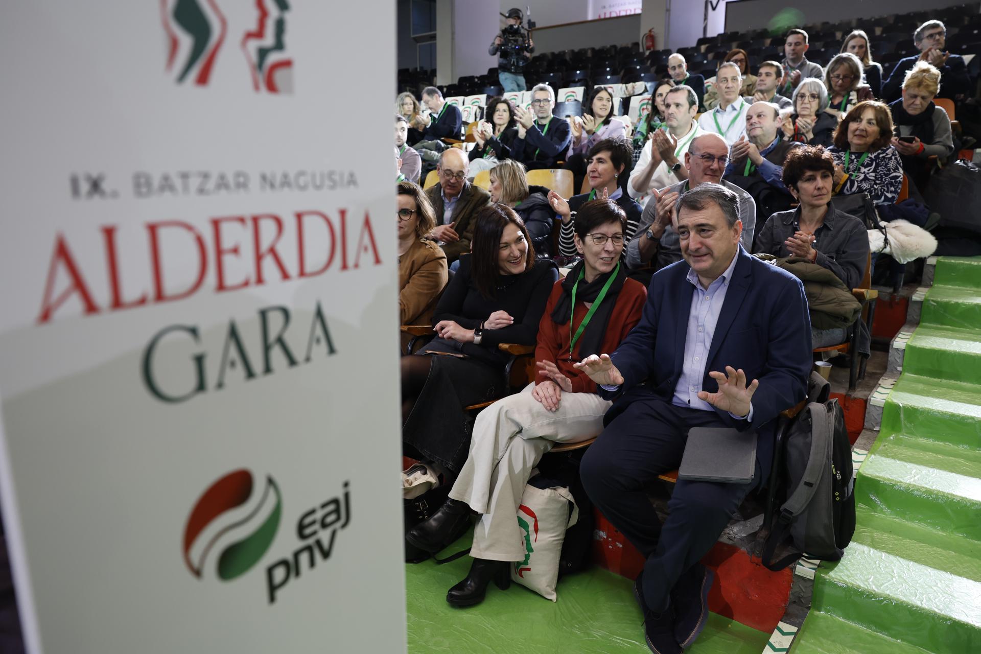 La IX Asamblea General del PNV, que concluye el proceso de renovación de sus cargos con la elección del exdiputado Aitor Esteban (c), como nuevo presidente, arranca con una sesión dedicada al debate y votación de las cinco ponencias presentadas, una política, dos sectoriales y dos de organización. EFE/Juan Herrero.