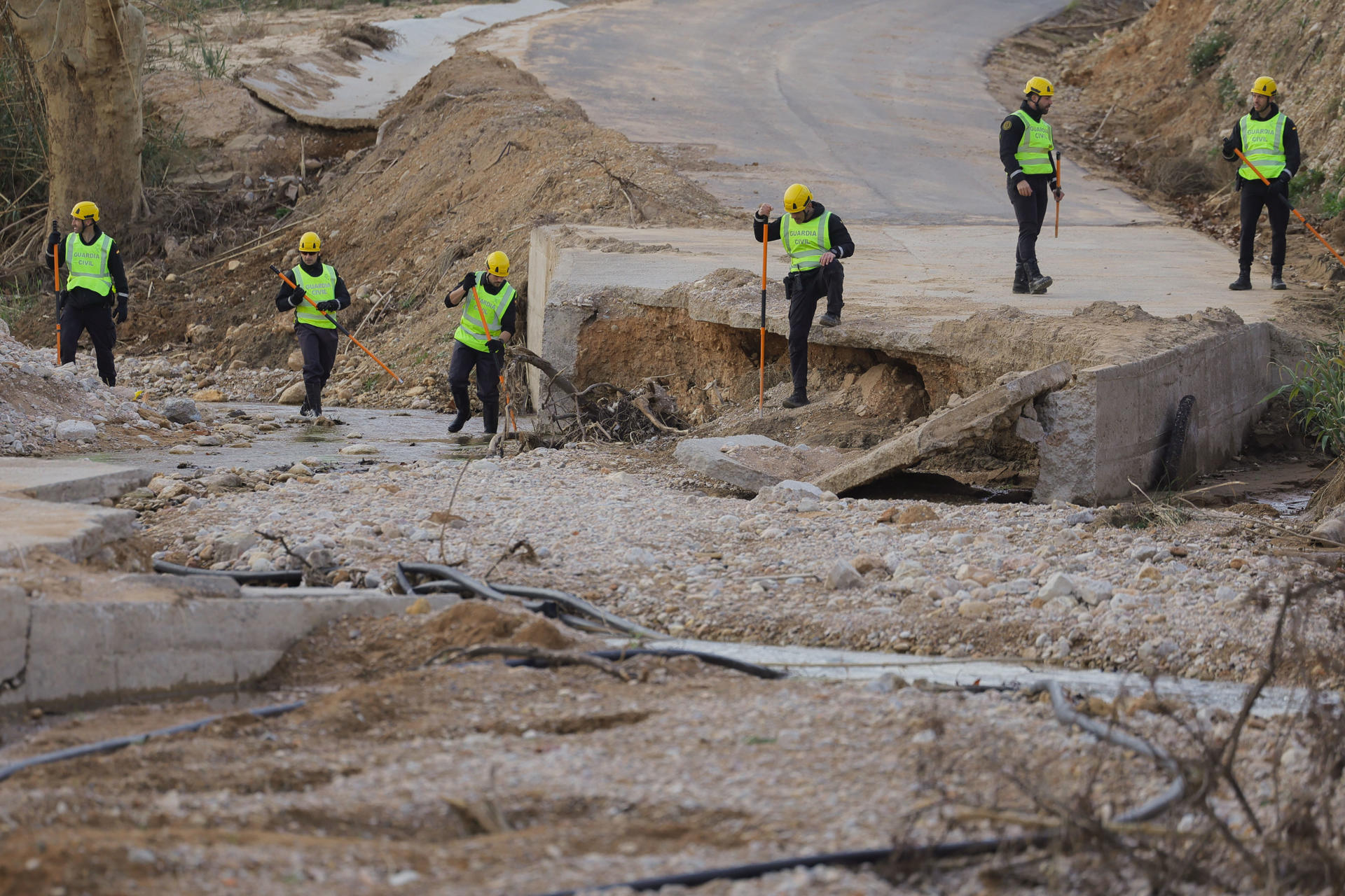 Imagen de archivo (29/01/2025).- Agentes de la Guardia Civil buscan a una de las desaparecidas en las inundaciones causadas por la dana del pasado 29 de octubre en el barranco de Cuchilla en Pedralba (València). EFE/ Kai Forsterling