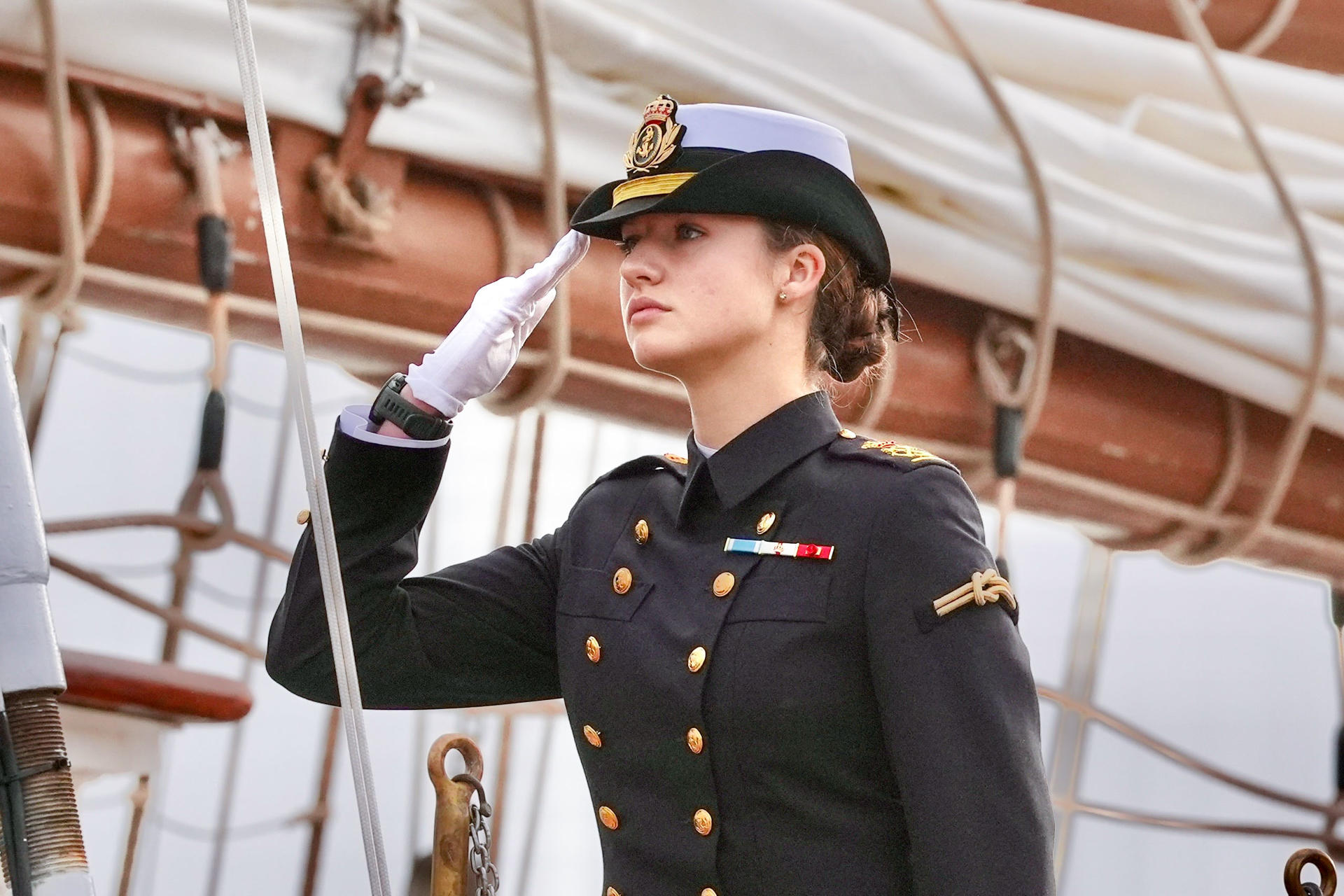 Imagen de la princesa de Asturias, Leonor de Borbón y Ortiz, embarcando en el buque escuela de la Armada española Juan Sebastián de Elcano para iniciar la travesía del 97 crucero de instrucción, el pasado 11 de enero en Cádiz. EFE/ Román Ríos