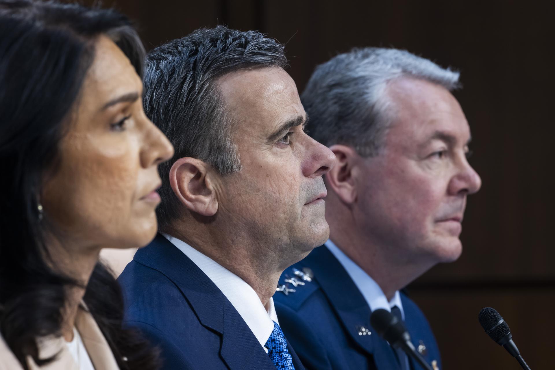 La directora de Inteligencia Nacional Tulsi Gabbard (I), el director de la CIA, John Ratcliffe (C) y el director de la Agencia de Inteligencia de Defensa, Jeffrey Kruse (D), testifican ante una audiencia del Comité Selecto de Inteligencia del Senado sobre 'amenazas globales' en el Edificio de Oficinas del Senado Dirksen en Washington, DC, EE. UU., 25 de marzo de 2025. Los legisladores interrogaron a los directores sobre las implicaciones de que los funcionarios de seguridad nacional enviaran por mensaje de texto planes de guerra en la aplicación de mensajería Signal. 
EFE/EPA/JIM LO SCALZO