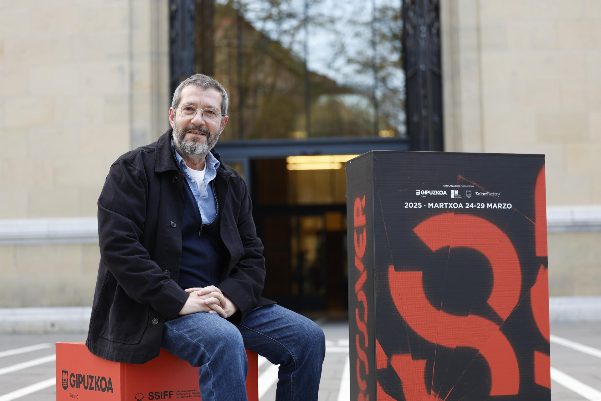 El realizador Carles Porta, uno de los especialistas de la crónica negra española, posa este jueves en San Sebastián antes de ofrecer una entrevista a EFE en la que habla de su nuevo proyecto 'La caza del solitario' sobre el famoso atracador de bancos, y cuyo primer capítulo estrena en el festival Crossover que se celebra en la capital donostiarra. EFE/Juan Herrero.