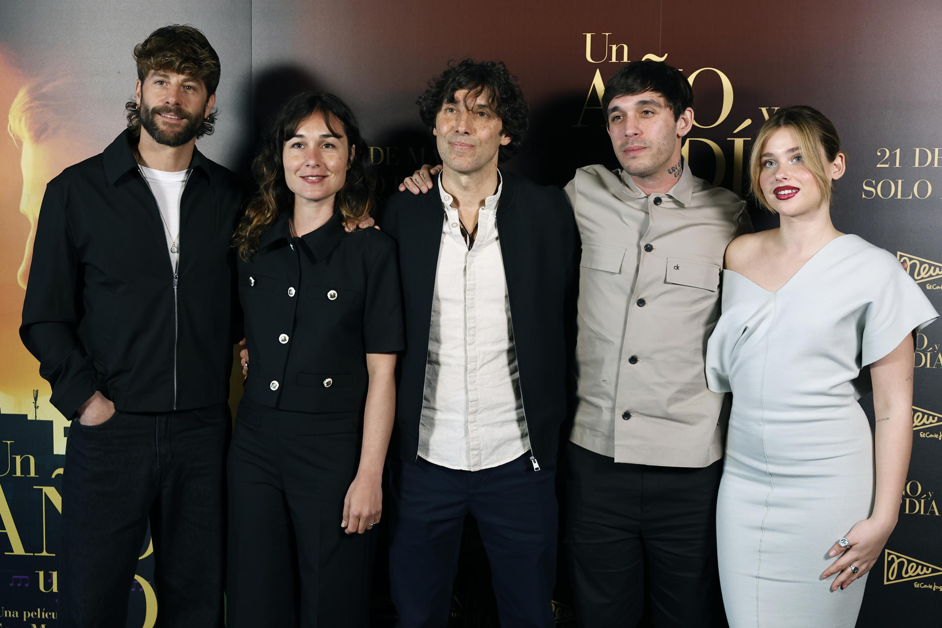 Los actores Luis Fernández (i), Nadia de Santiago (2i), Víctor Elías (2d) y Nicole Wallace posan a su llegada a la presentación de la película Un año y un día, del director  y guionista Álex San Martín (c), en Madrid. EFE/ Chema Moya