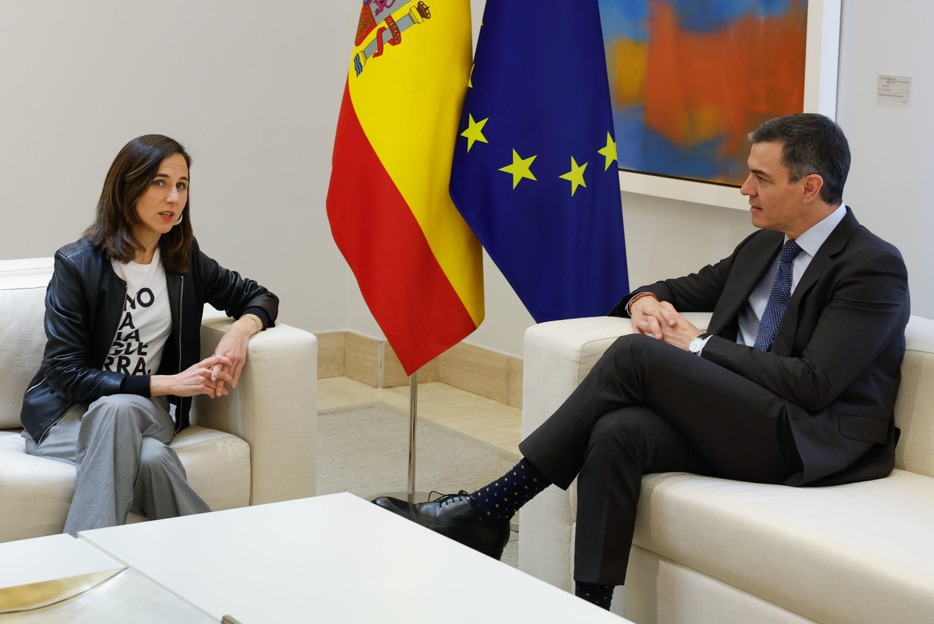 El presidente del Gobierno, Pedro Sánchez se reúne con la secretaria general de Podemos, Ione Belarra, este jueves en Moncloa. Sánchez ha citado en esta jornada a los representantes de los grupos parlamentarios del Congreso, excepto Vox, para informarles de su posición ante la guerra en Ucrania, las expectativas de paz, el debate que hay en Europa al respecto y su determinación de acelerar llegar al 2 % del PIB en gasto en defensa. EFE/J.J.Guillen