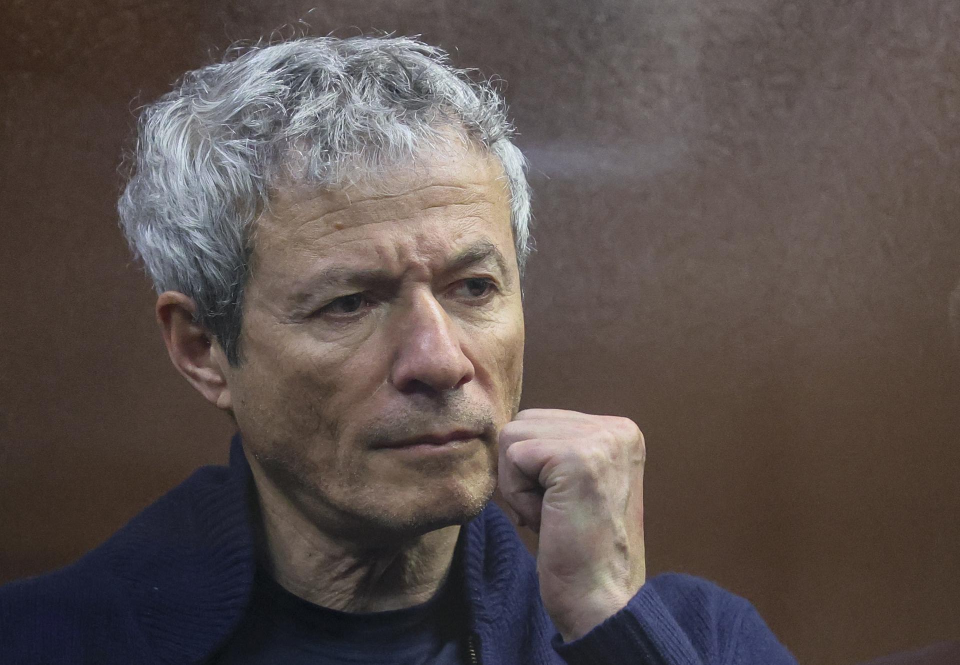 El multimillonario ruso, ex senador de la región de Belgorod y fundador del conglomerado agrícola Rusagro, Vadim Moshkovich, se encuentra dentro de una jaula de acusados durante una audiencia sobre medidas preventivas en el Tribunal Meshchansky en Moscú, Rusia, 27 de marzo de 2025. 
EFE/EPA/YURI KOCHETKOV
