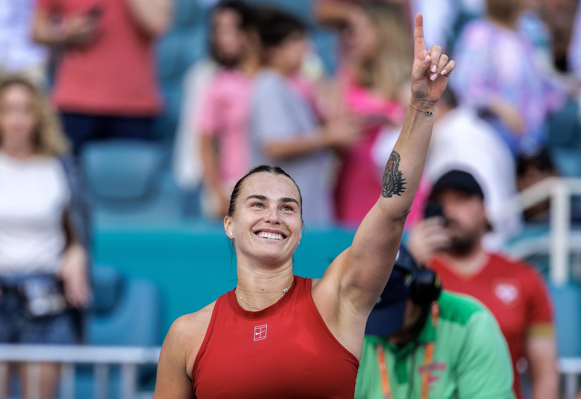 Aryna Sabalenka, número uno del ránking mundial, celebra su paso a la final del Miami Open. EFE/EPA/CRISTOBAL HERRERA-ULASHKEVICH