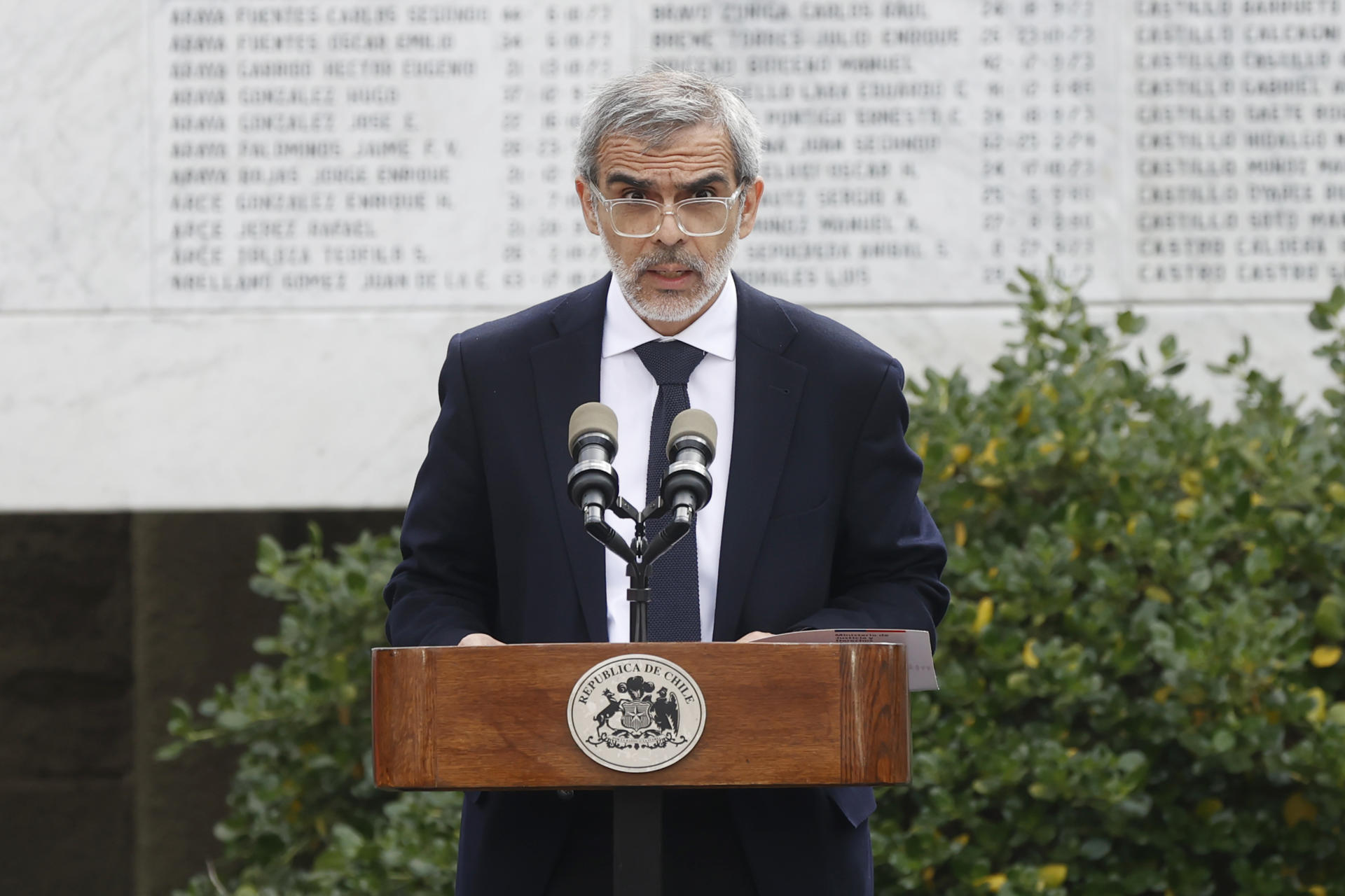 Fotografía de archivo fechada el 30 de agosto de 2024 del ministro de Justicia Luis Cordero, hablando durante una ceremonia de conmemoración del Día Internacional de las Víctimas de Desapariciones Forzadas en el Memorial del Detenido Desaparecido y del Ejecutado Político, en el Cementerio General en Santiago (Chile). EFE/ Elvis González