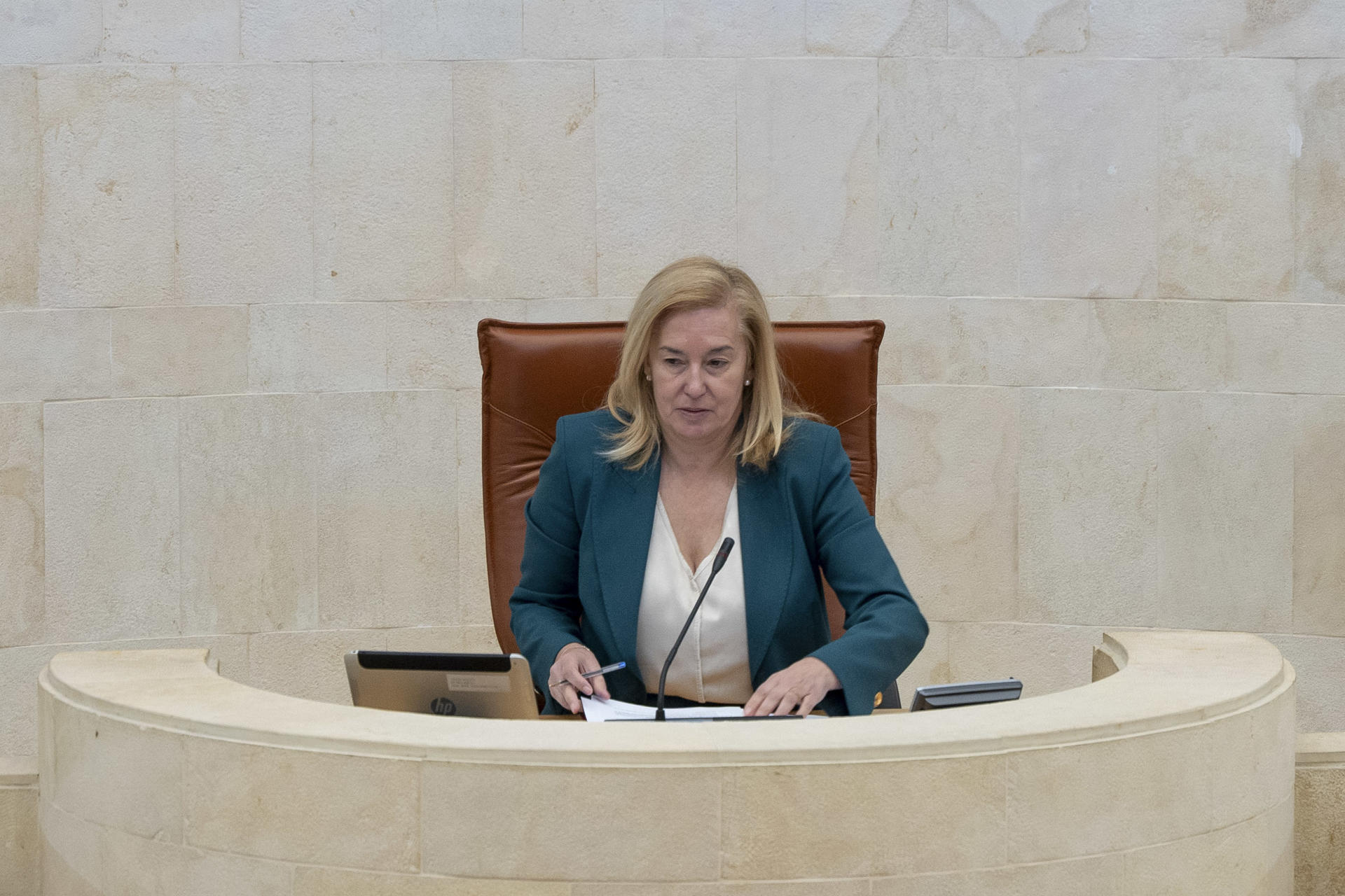 La presidenta de la Cámara regional, María José González Revuelta, ha leído la declaración al inicio del pleno de este lunes en que ha condenado los actos de violencia sufridos por un alumno con parálisis cerebral en el instituto Torres Quevedo de Santander, en una declaración institucional en la que urge a actuar con contundencia contra el acoso escolar. EFE/ Román G. Aguilera