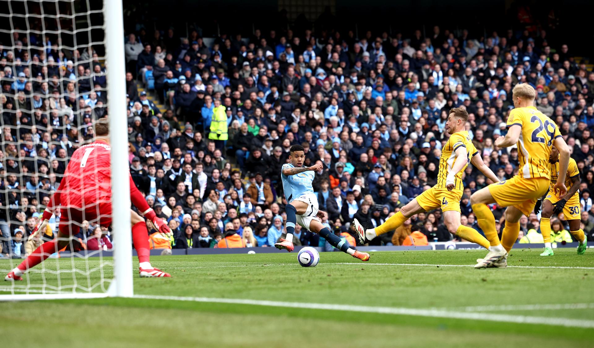 El jugador del City Savio (C) durante el partido de la Premier League que han jugado Manchester City y Brighton & Hove Albion, en Manchester, Reino Unido. EFE/EPA/ADAM VAUGHAN