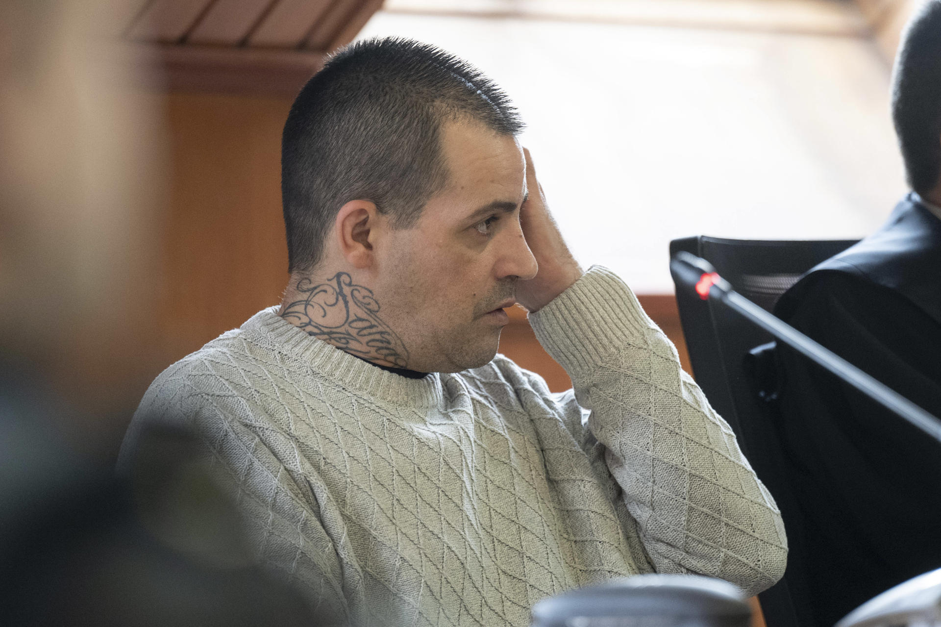 El acusado de matar a su mujer y su hija de once meses en la localidad cántabra de Liaño durante el juicio en la Audiencia de Cantabria . EFE/ Pedro Puente Hoyos