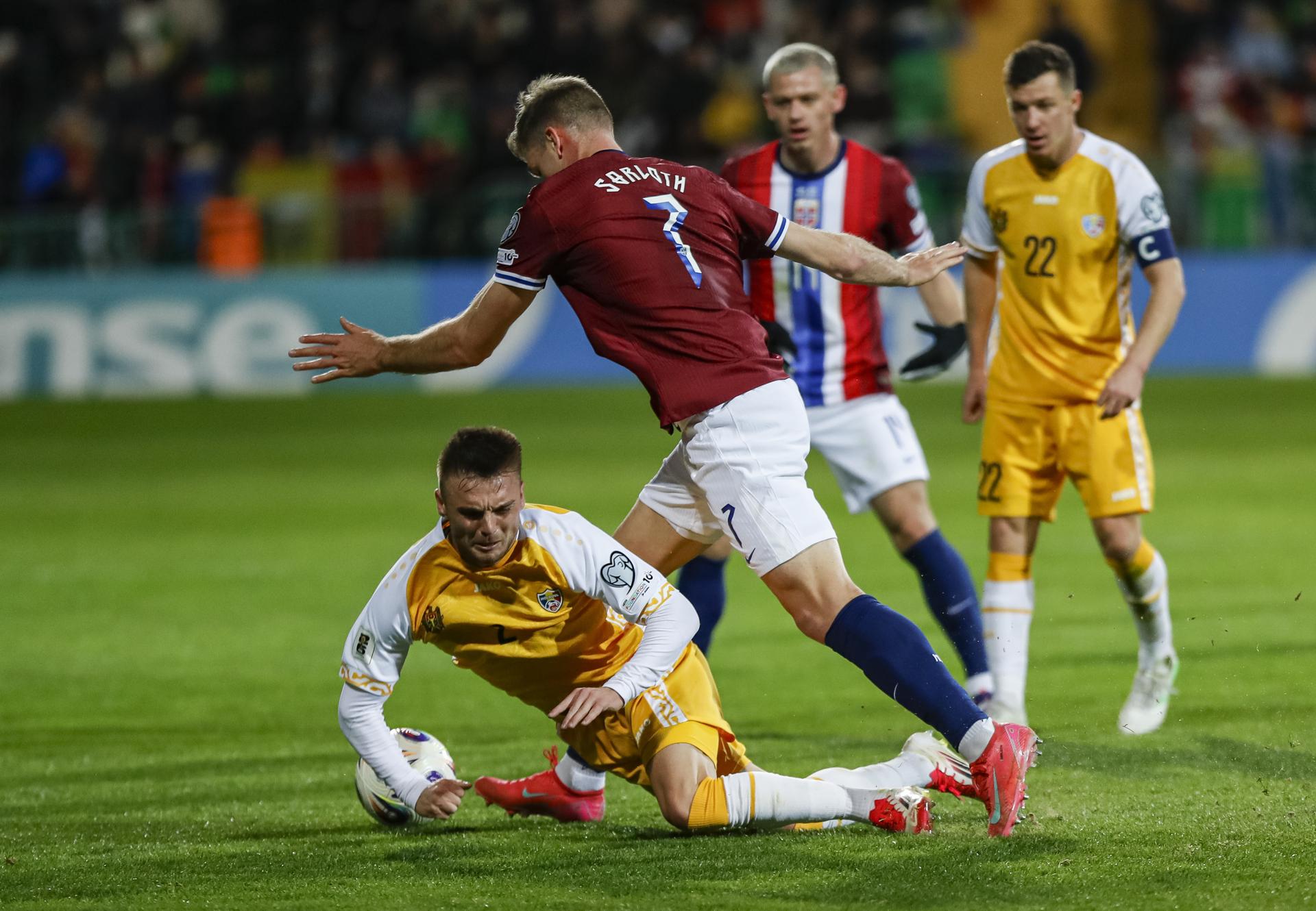 El jugador de Moldavia Oleg Reabciuk (I) trata de frenar al noruego Alexander Sorloth durante el partido de clasificación del Mundial 2026 jugado en Chisinau, Moldavia. EFE/EPA/DUMITRU DORU
