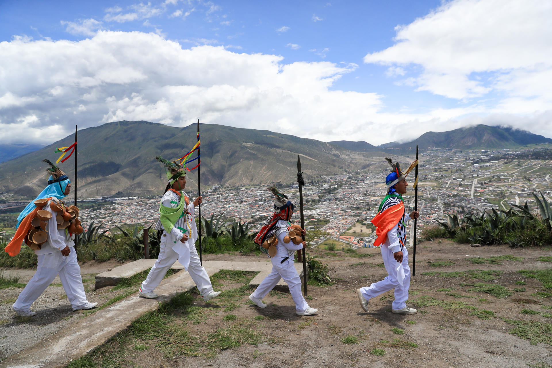 Los danzantes indígenas Yumbos participan en una ceremonia tradicional este 22 de marzo de 2025 en Quito (Ecuador). EFE/José Jácome