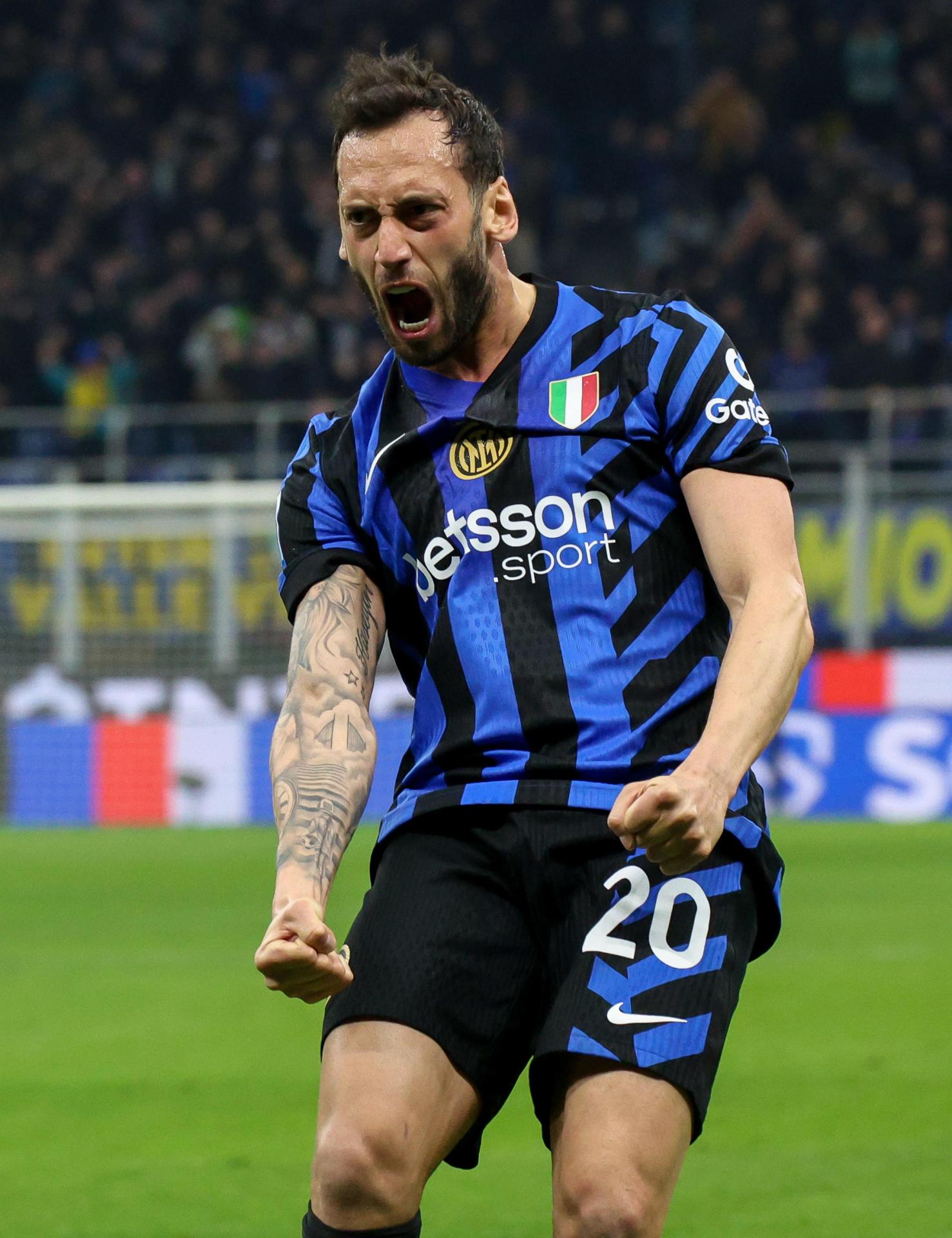 El medio del FC Inter Hakan Calahanoglu celebra un gol durante el partido de la Serie A que han jugado FC Inter y AC Monza en el Giuseppe Meazza Stadium de Milán, Italia. EFE/EPA/Roberto Bregani
