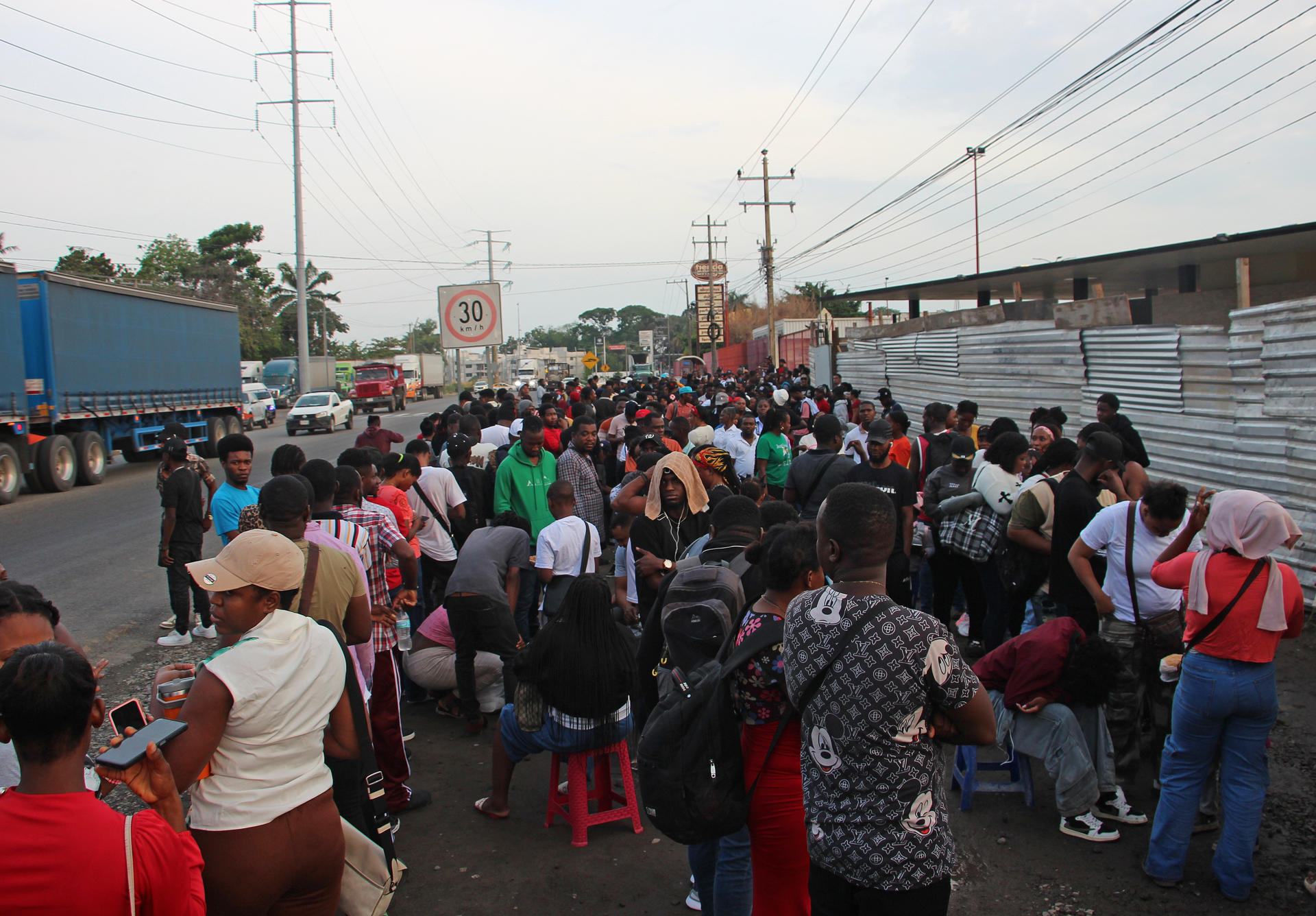 Migrantes hacen fila para ingresar al 'Centro Multiservicios' este viernes, en Tapachula (México). EFE/ Juan Manuel Blanco